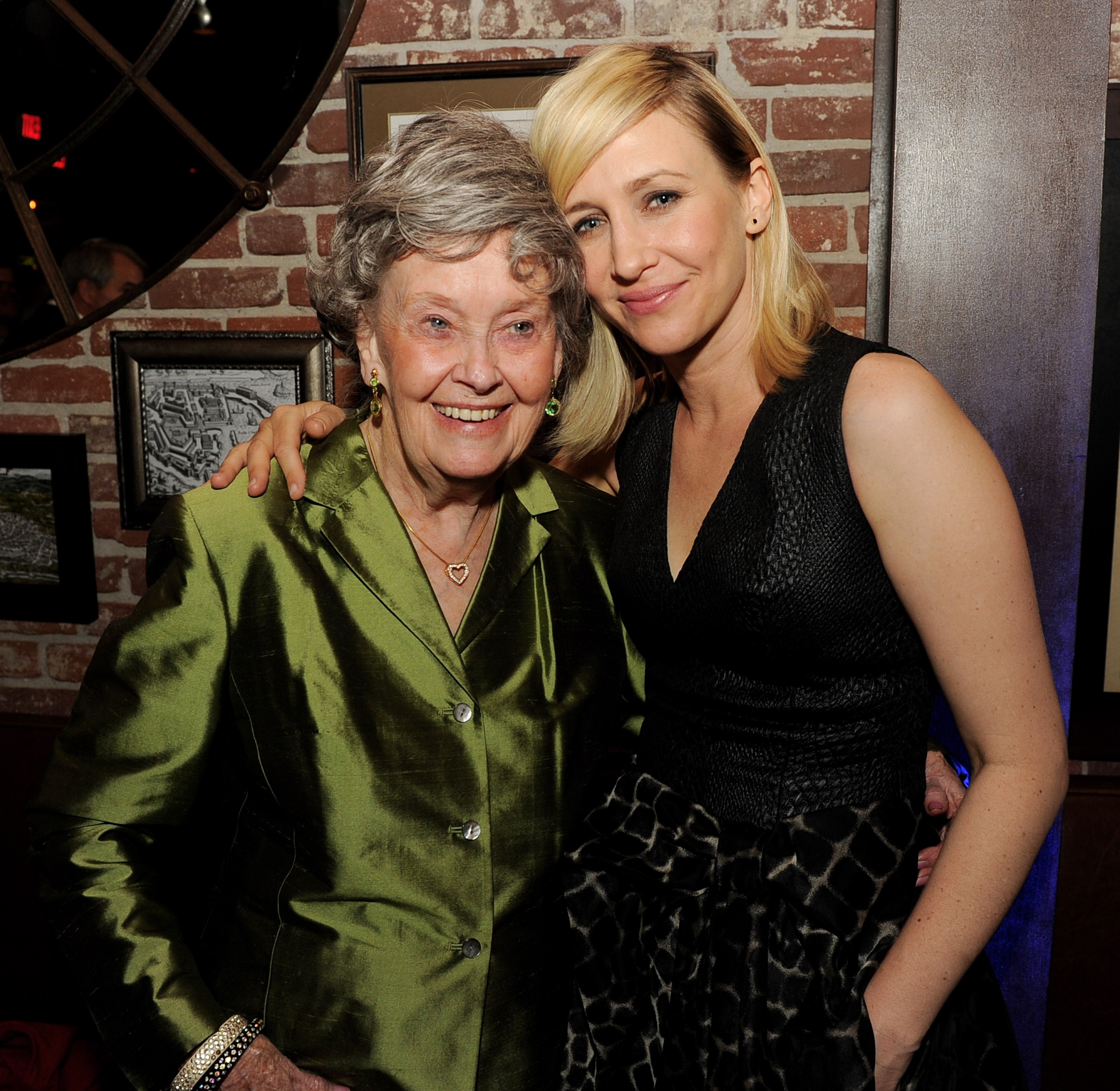 Lorraine Warren and Vera Farmiga, who plays Warren in The Conjuring series. Warren wears green and Farmiga wears black.