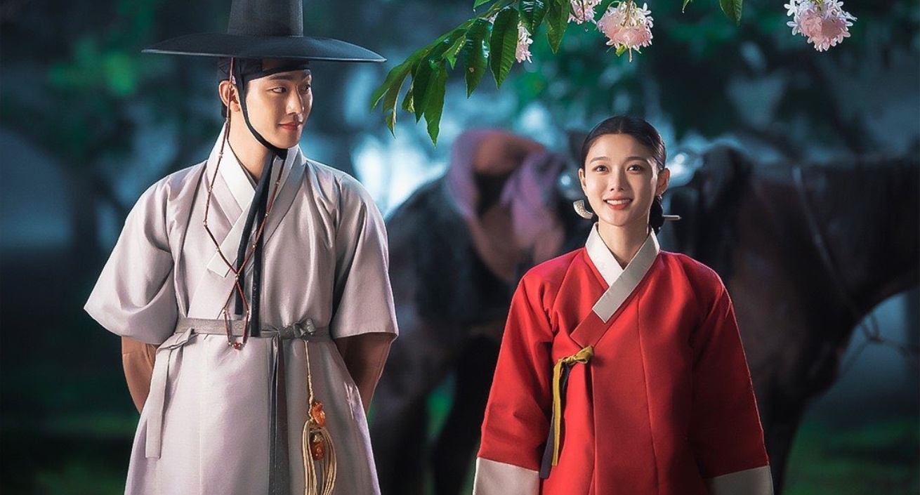 'Lovers of the Red Sky' episode 16 finale with Ha Ram and Chung-gi by peach trees.