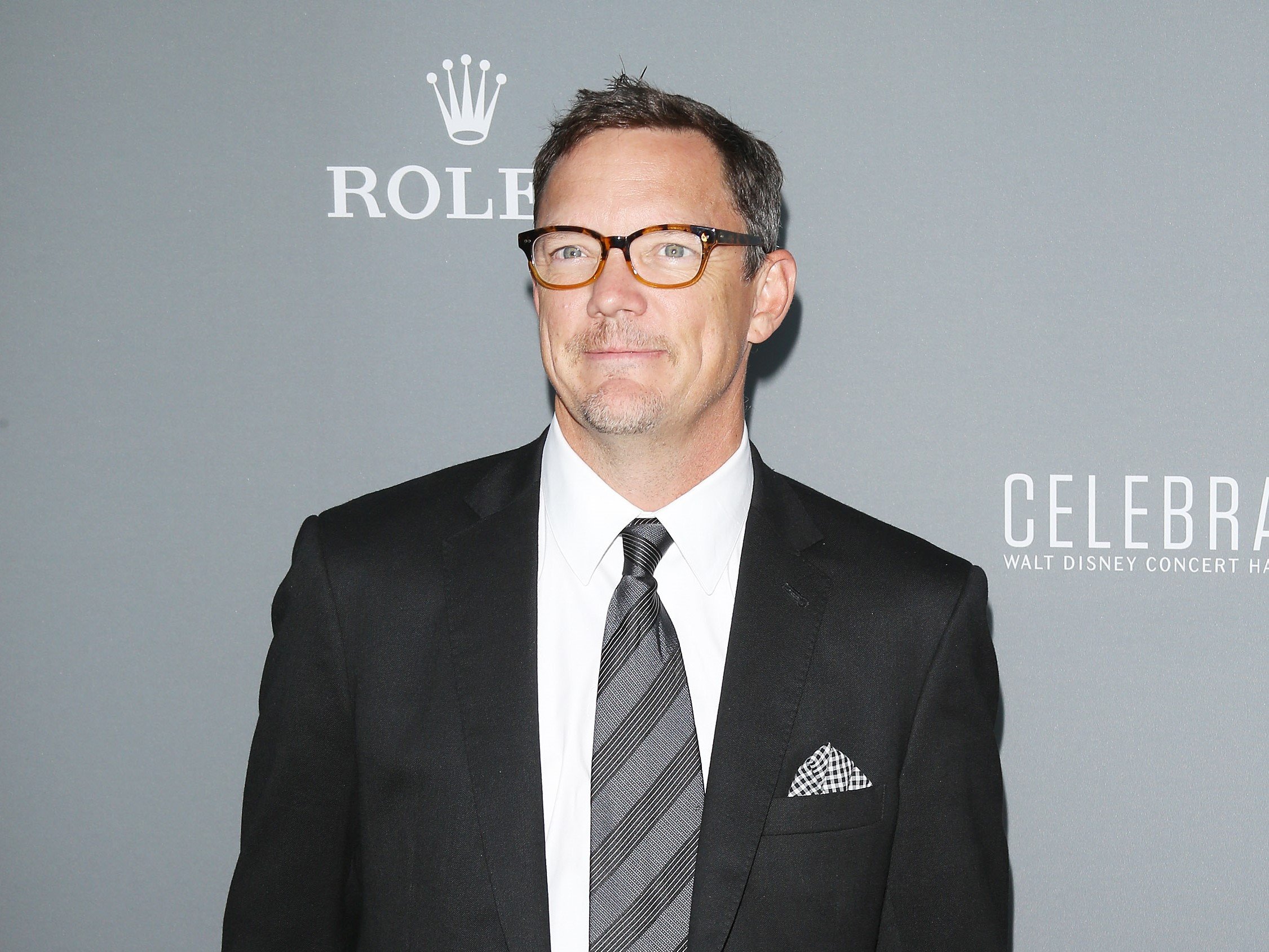 Scream actor Matthew Lillard in a suit with a gray tie.