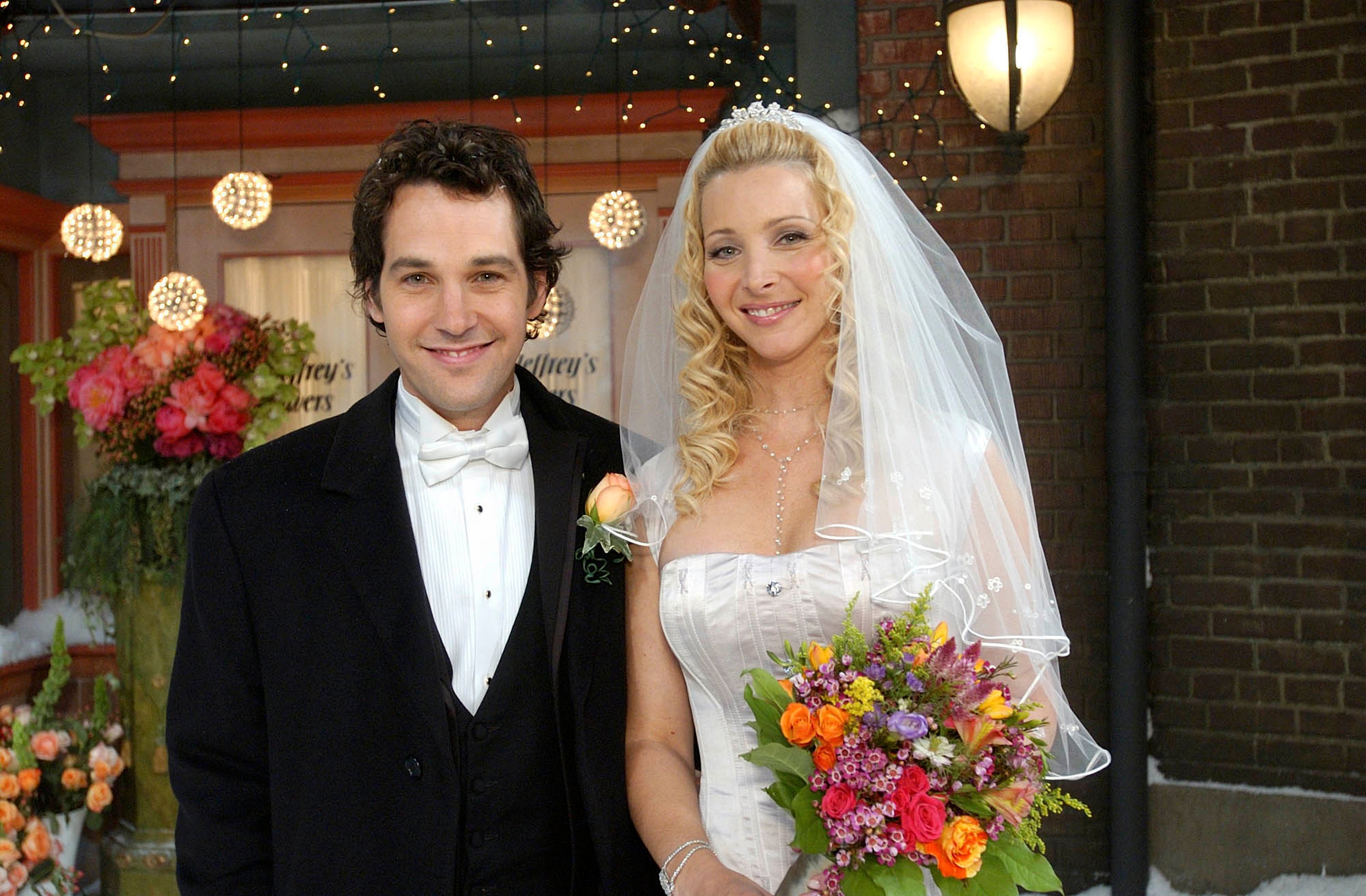 Mike Hannigan and Phoebe Buffay at their wedding on 'Friends'