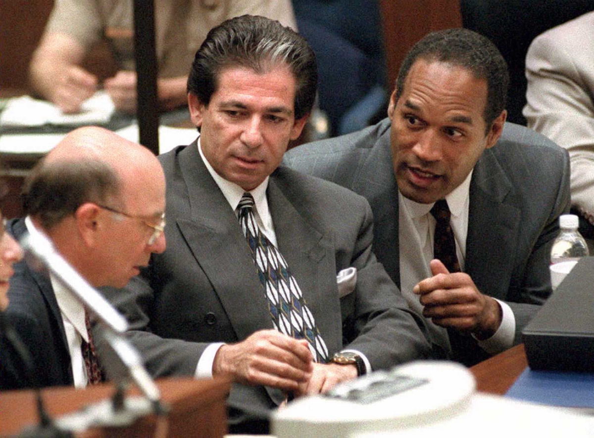 Robert Kardashian and O.J. Simpson in a courtroom.