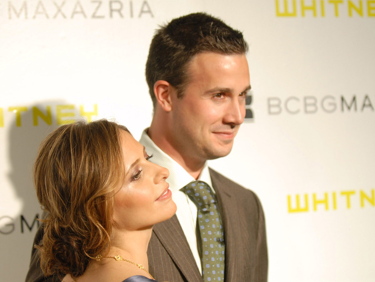 Sarah Michelle Gellar and Freddie Prinze Jr on a red carpet