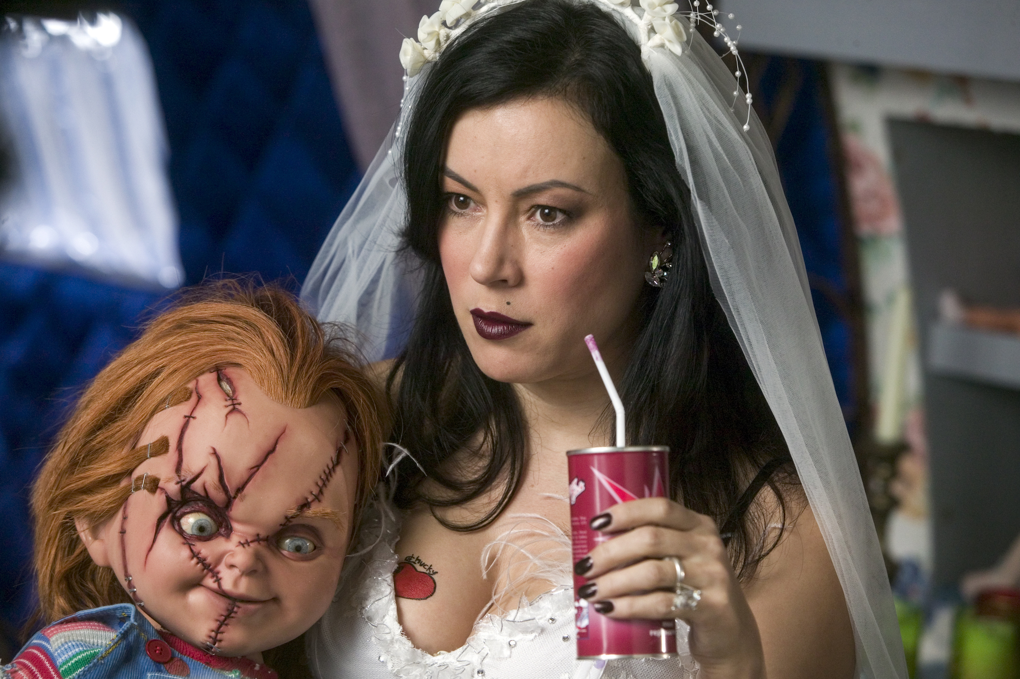 Seed of Chucky: Jennifer Tilly holds Chucky and a soda