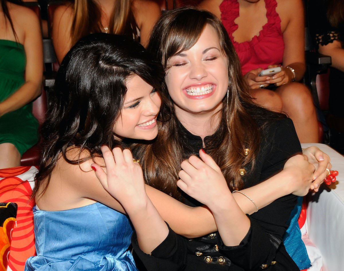 Selena Gomez and Demi Lovato smile and hug each other at the 2008 Teen Choice Awards