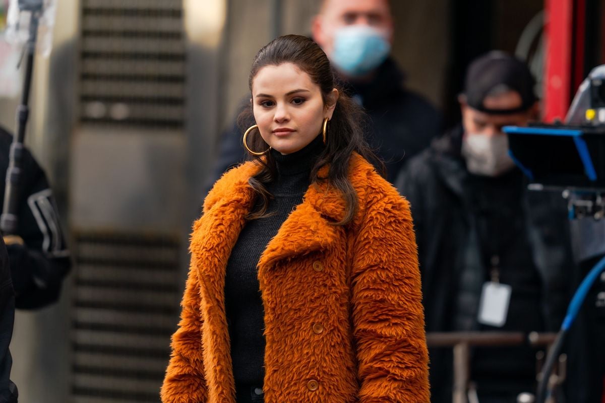 a cantora Selena Gomez no set de 'Apenas Assassinatos na Construção'