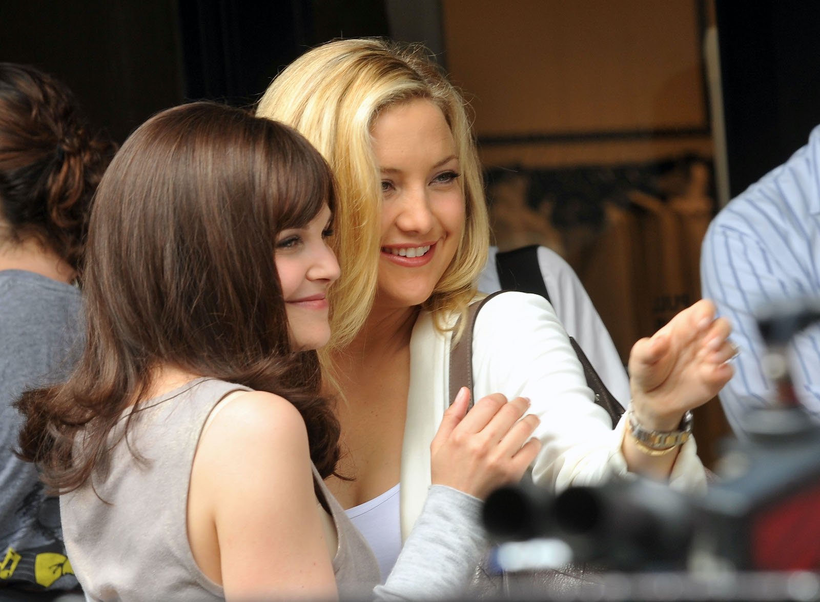 Something Borrowed actors Kate Hudson and Ginnifer Goodwin on set