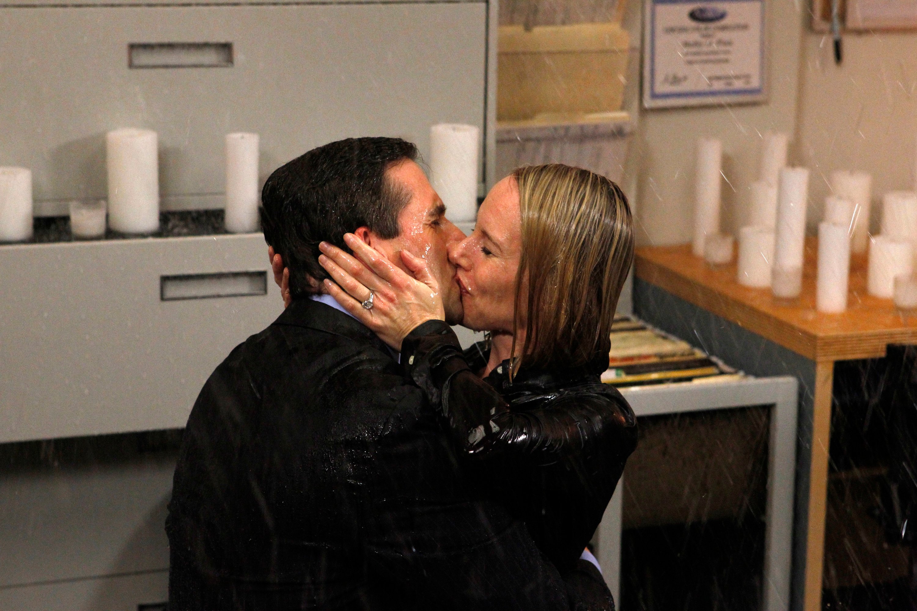 Steve Carell as Michael Scott kissing Amy Ryan's Holly Flax in season 7 of 'The Office'