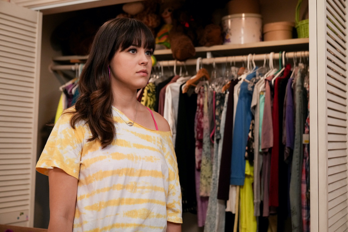 Hayley Orrantia as Erica Goldberg in front of a closet