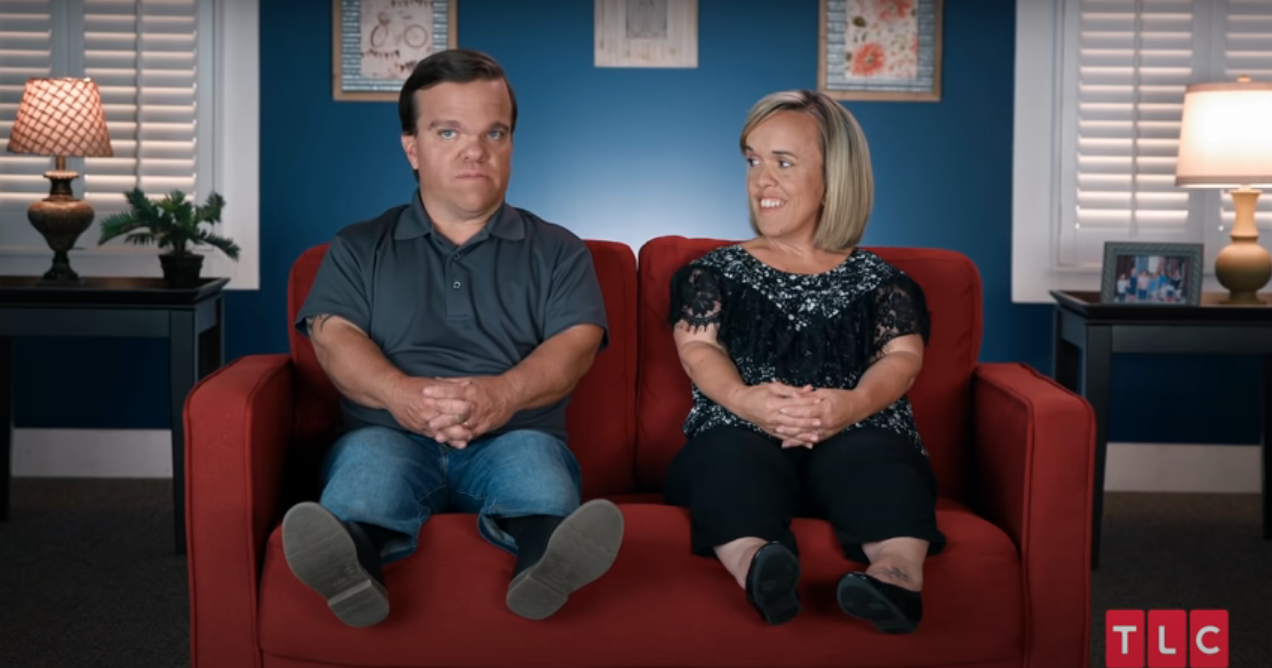 Trent and Amber sitting on a couch in '7 Little Johnstons'