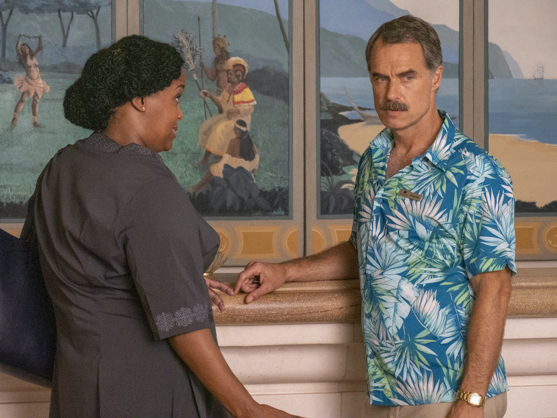 Natasha Rothwell, Murray Bartlett appear at the lobby desk as their characters in 'The White Lotus'