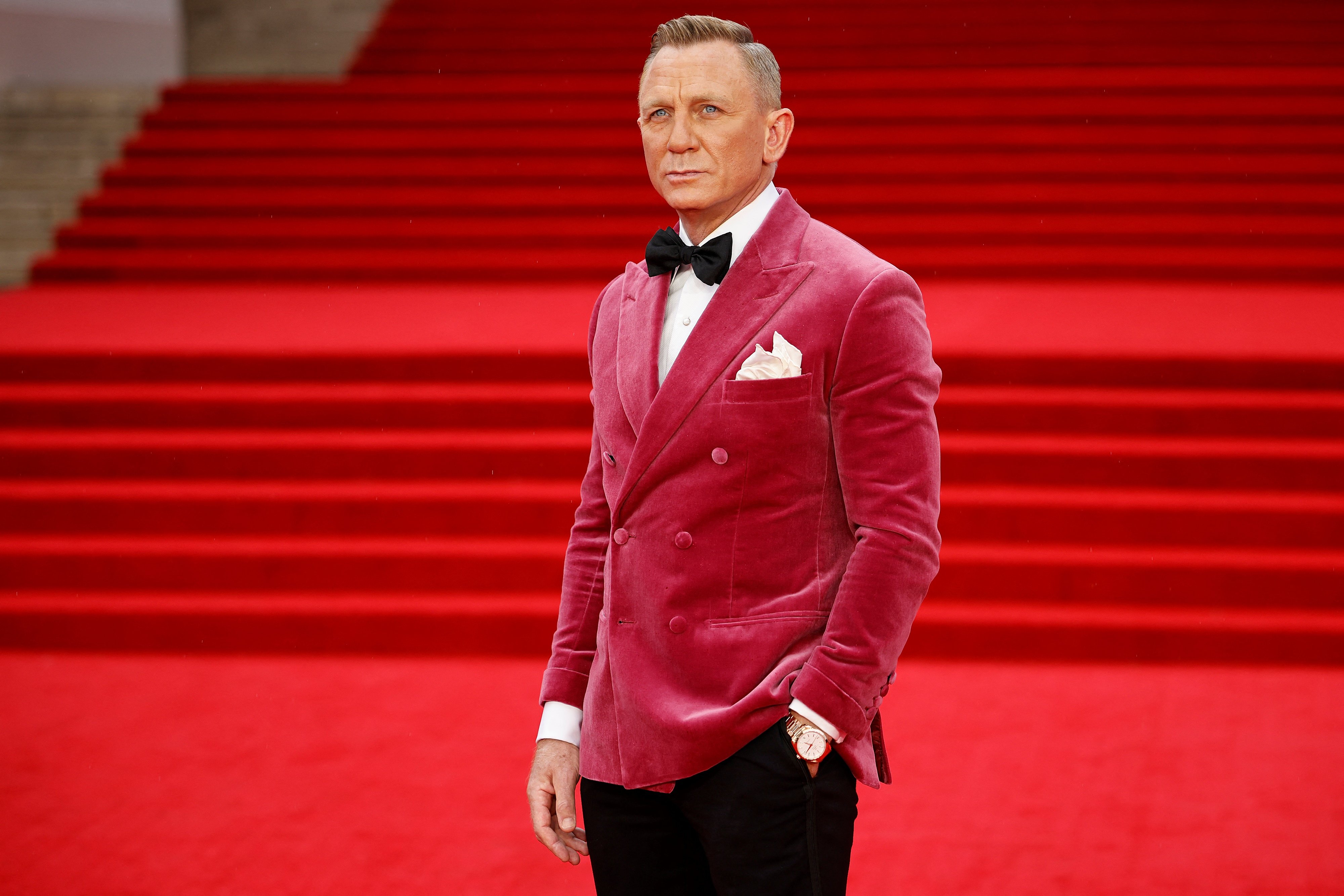 Daniel Craig standing in the middle of the red carpet during the 'No Time To Die' premiere in London