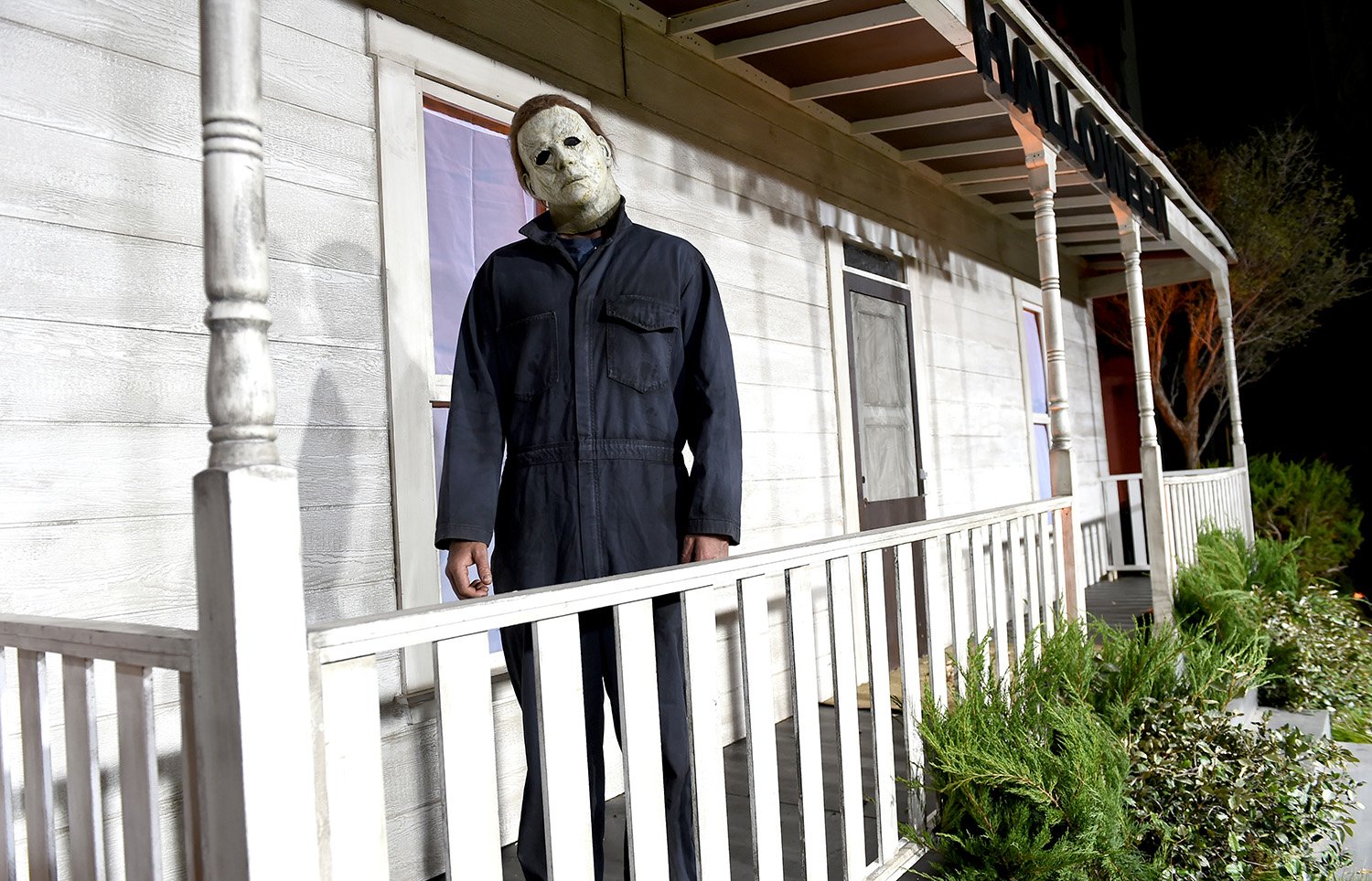 Michael Myers stands on a porch at the Halloween 2018 premiere.