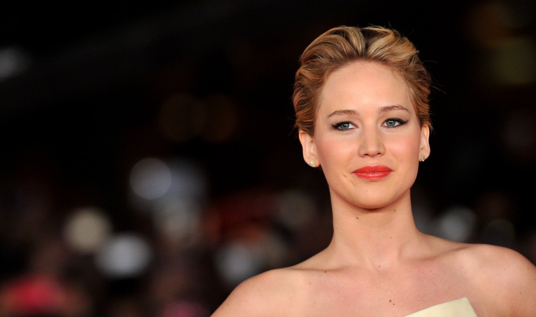 Jennifer Lawrence arrives at 'The Hunger Games: Catching Fire' screening
