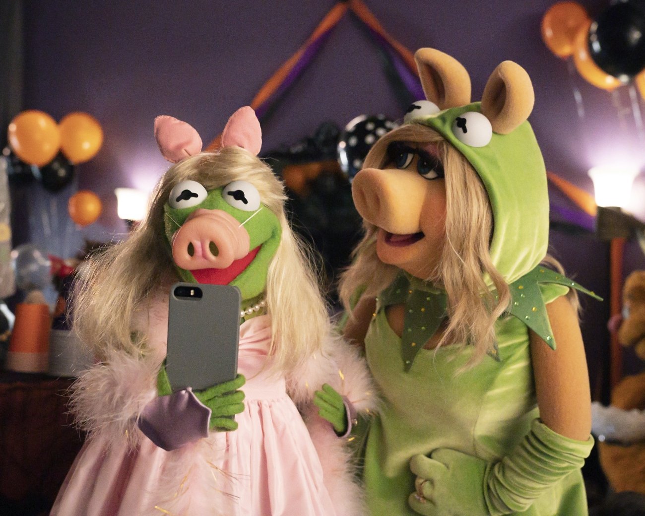 Kermit the frog and Miss Piggy in 'Muppets Haunted Mansion'