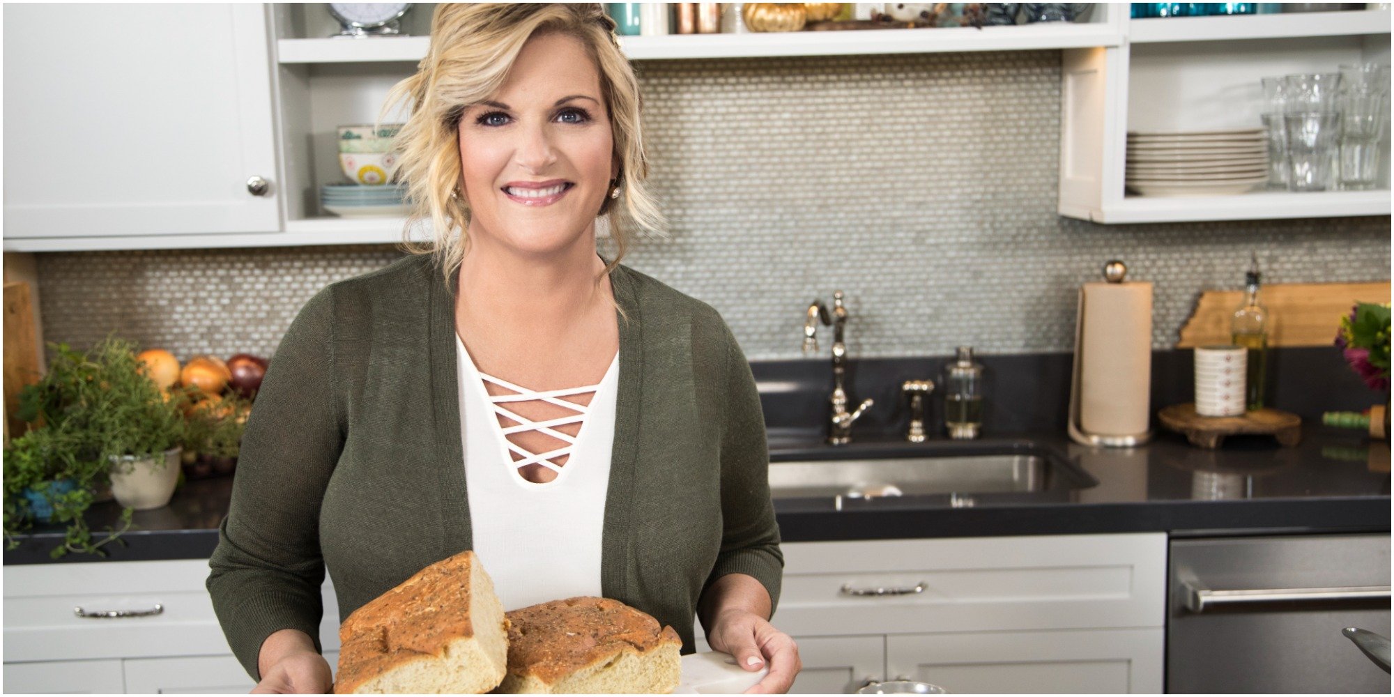 Trisha Yearwood, Food Network Show'un setinde Trisha's Southern Kitchen'ı canlandırıyor.