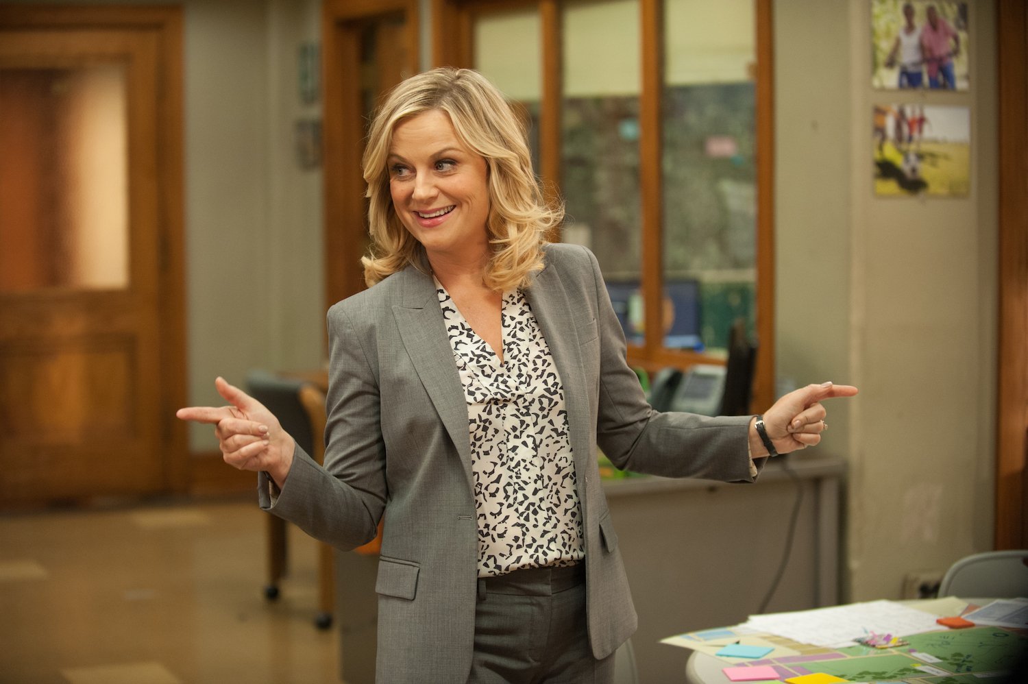 Amy Poehler points in both directions on Parks and Recreation