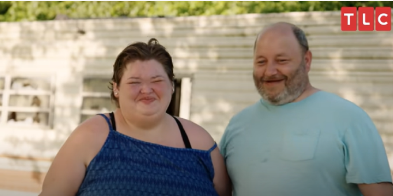 Amy Slaton in a dark blue shirt and Mike Halterman in a light blue shirt on ''1000-lb Sisters