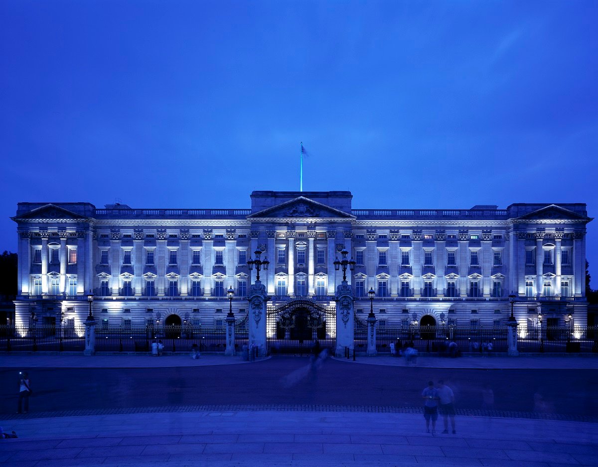 Buckingham Palace's exterior view at night