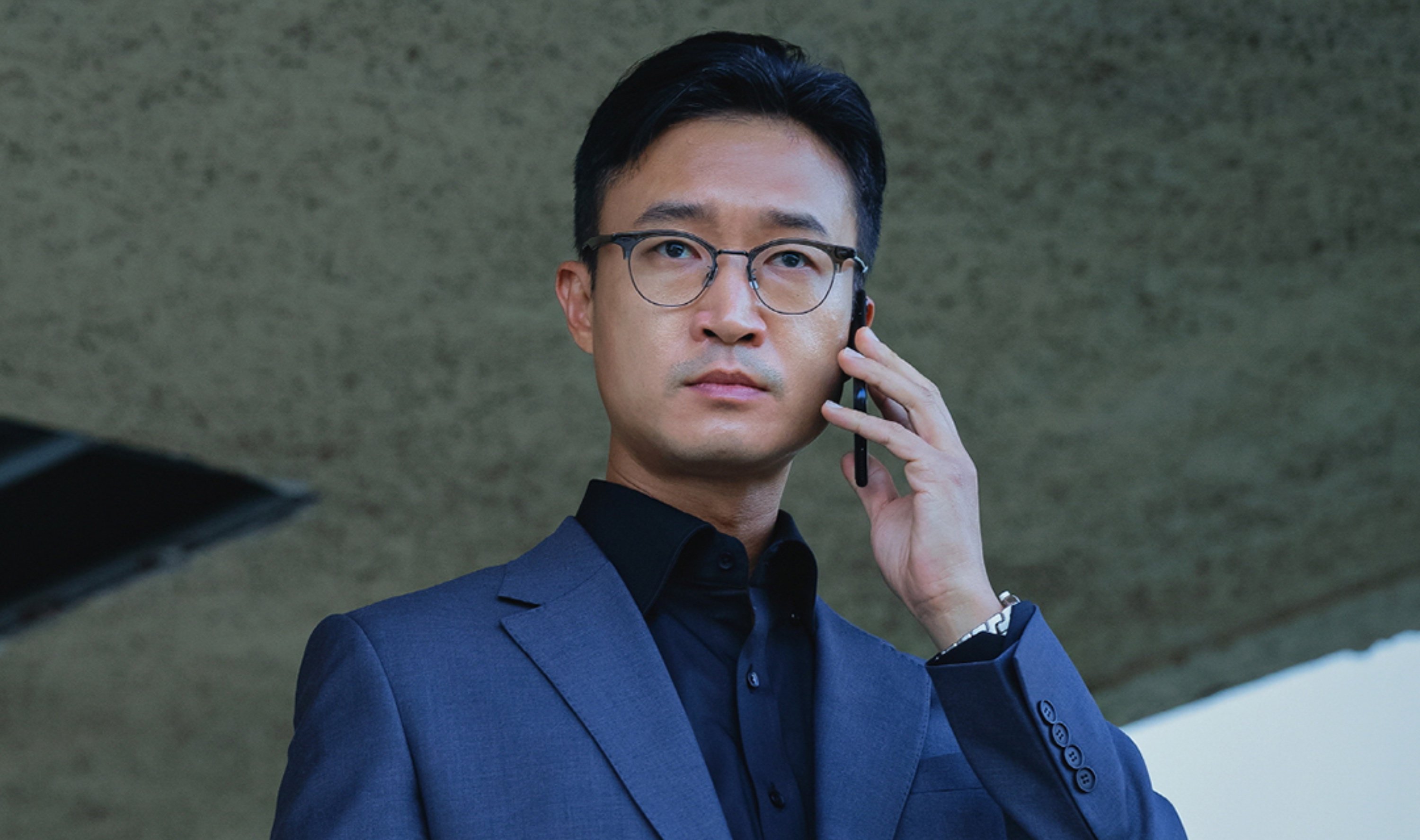 Character Han Tae-seok for 'Happiness' episode 2 k-drama on a phone call