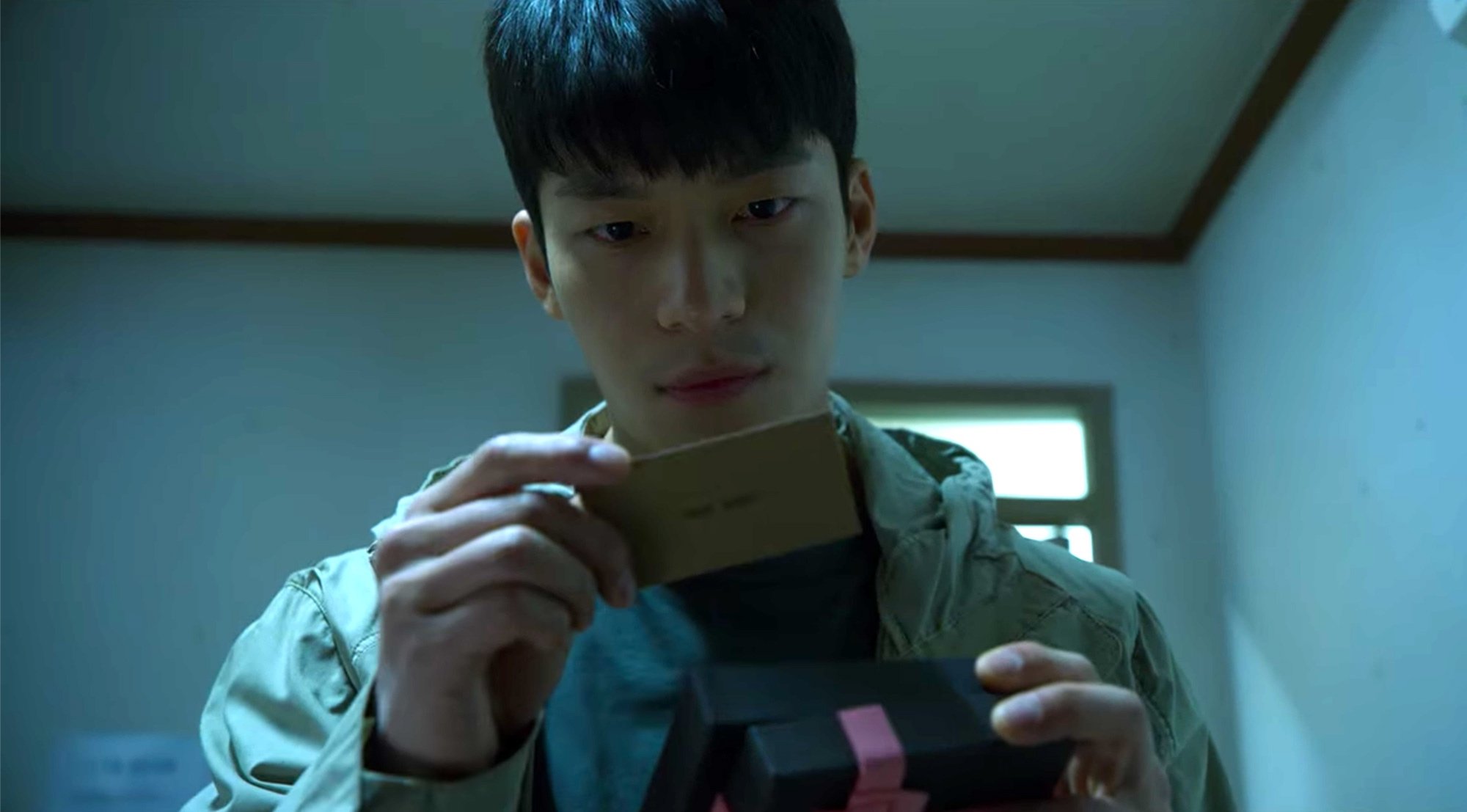 Character Hwang Jun-ho for 'Squid Game' theories holding up call card