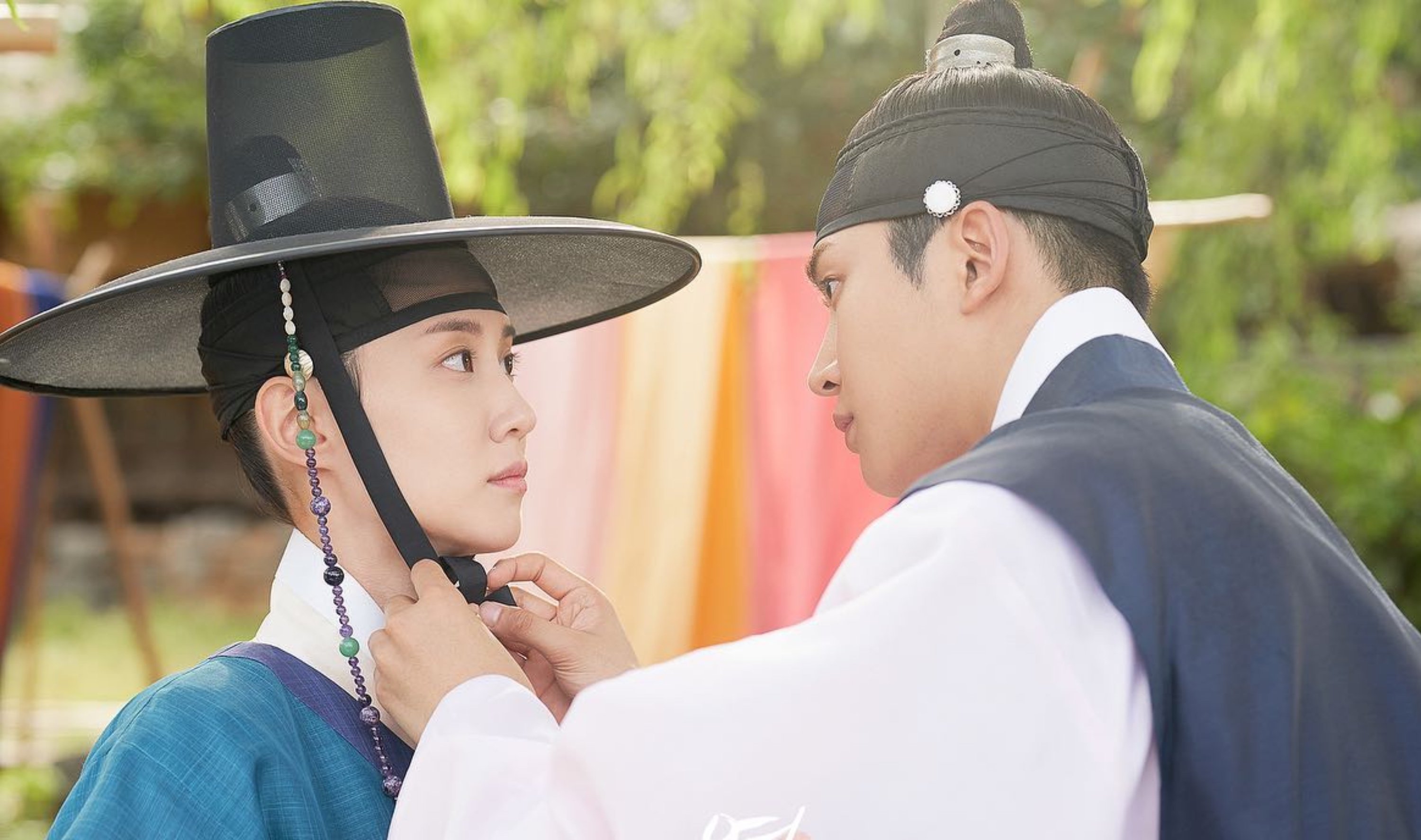 Characters Dam-i / Lee Hwi and Ji-woon for 'The King's Affection' K-drama wearing Joseon era hats and clothing
