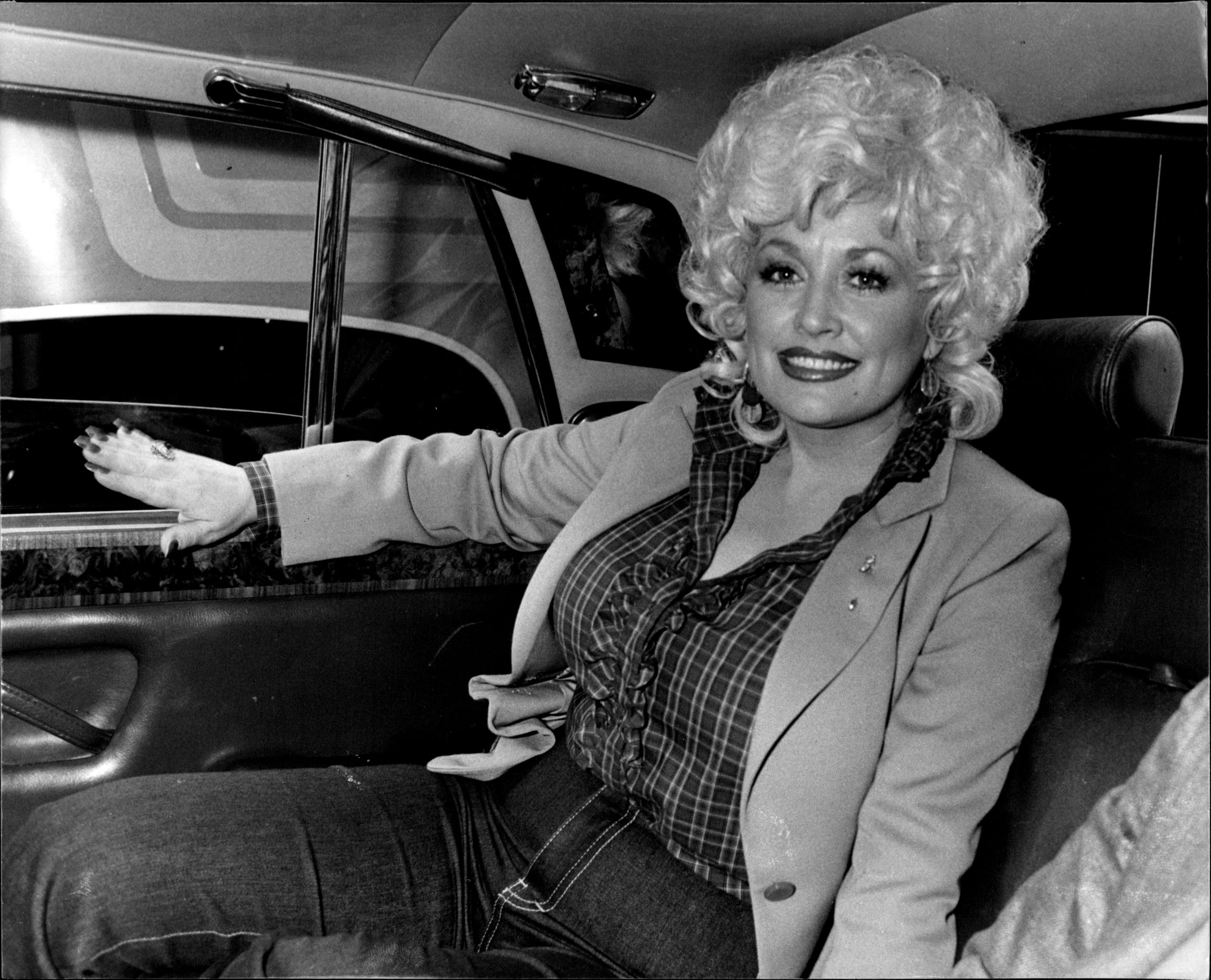 Dolly Parton arrives in Sydney, Australia for a holiday.
