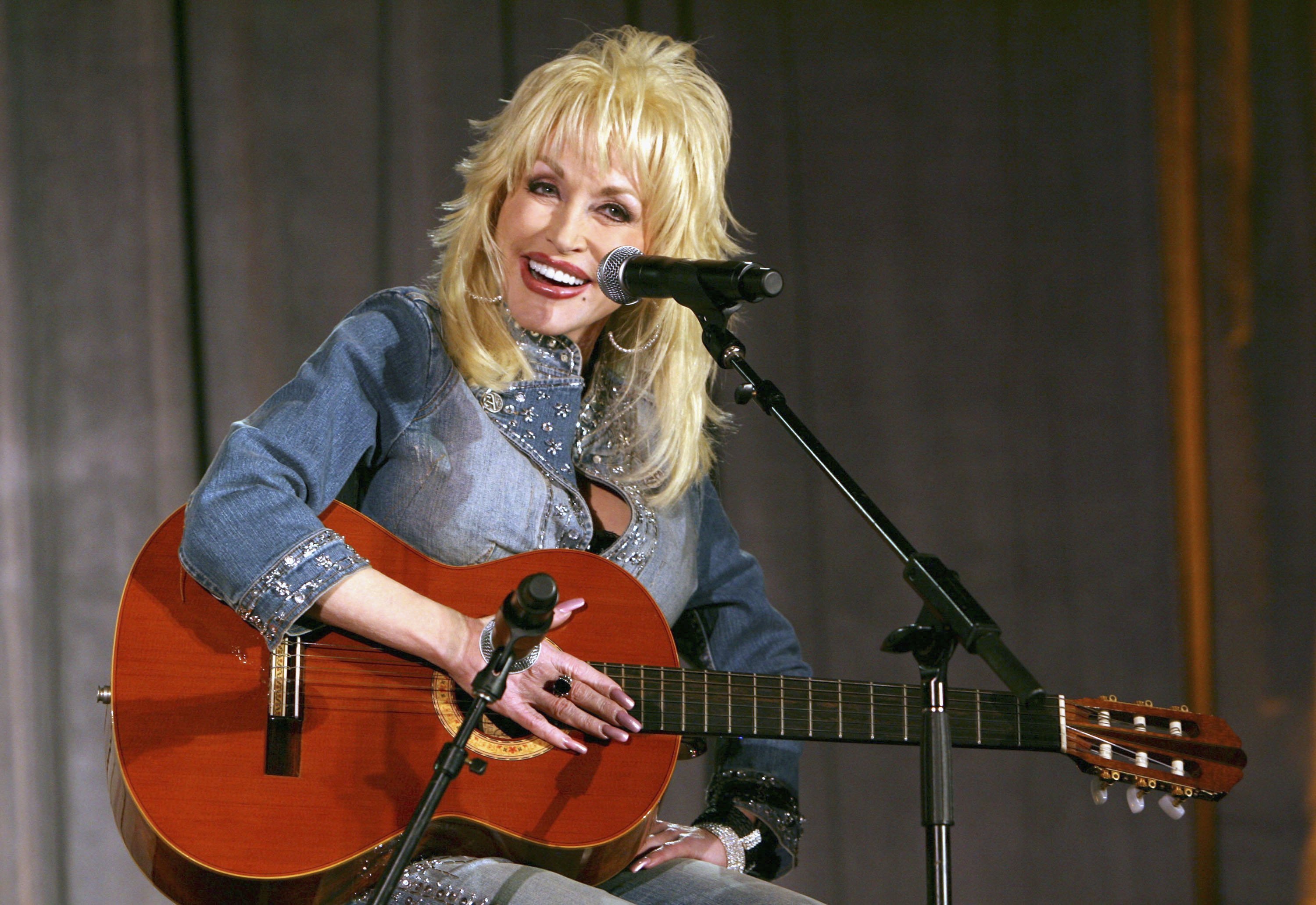 Singer Dolly Parton performs at the Weinstein Co. Pre-Oscar Party at the Pacific Design Center on March 4, 2006 in Los Angeles, California.