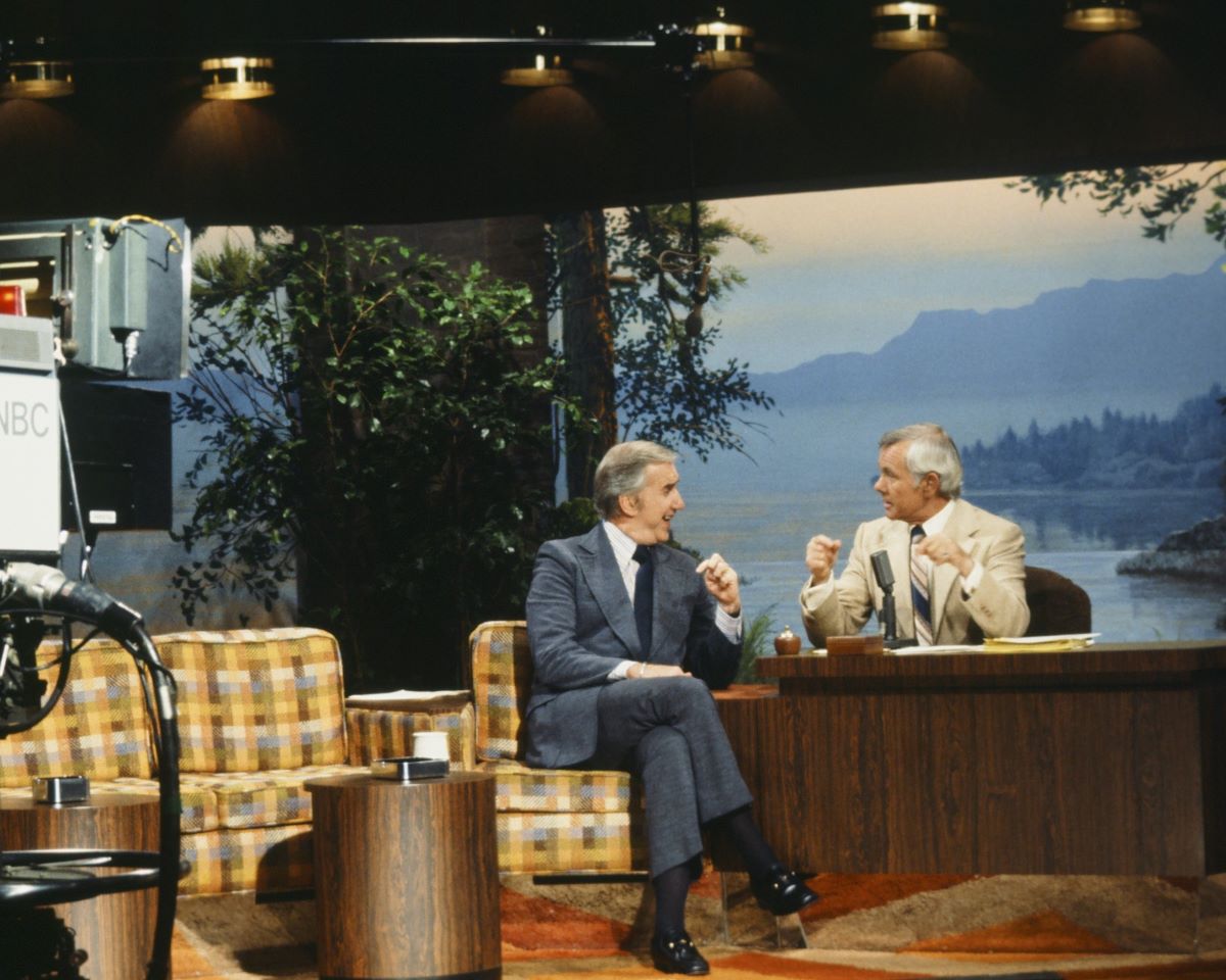 Ed McMahon sits next to Johnny Carson, who is behind the desk at 'The Tonight Show' c.1976