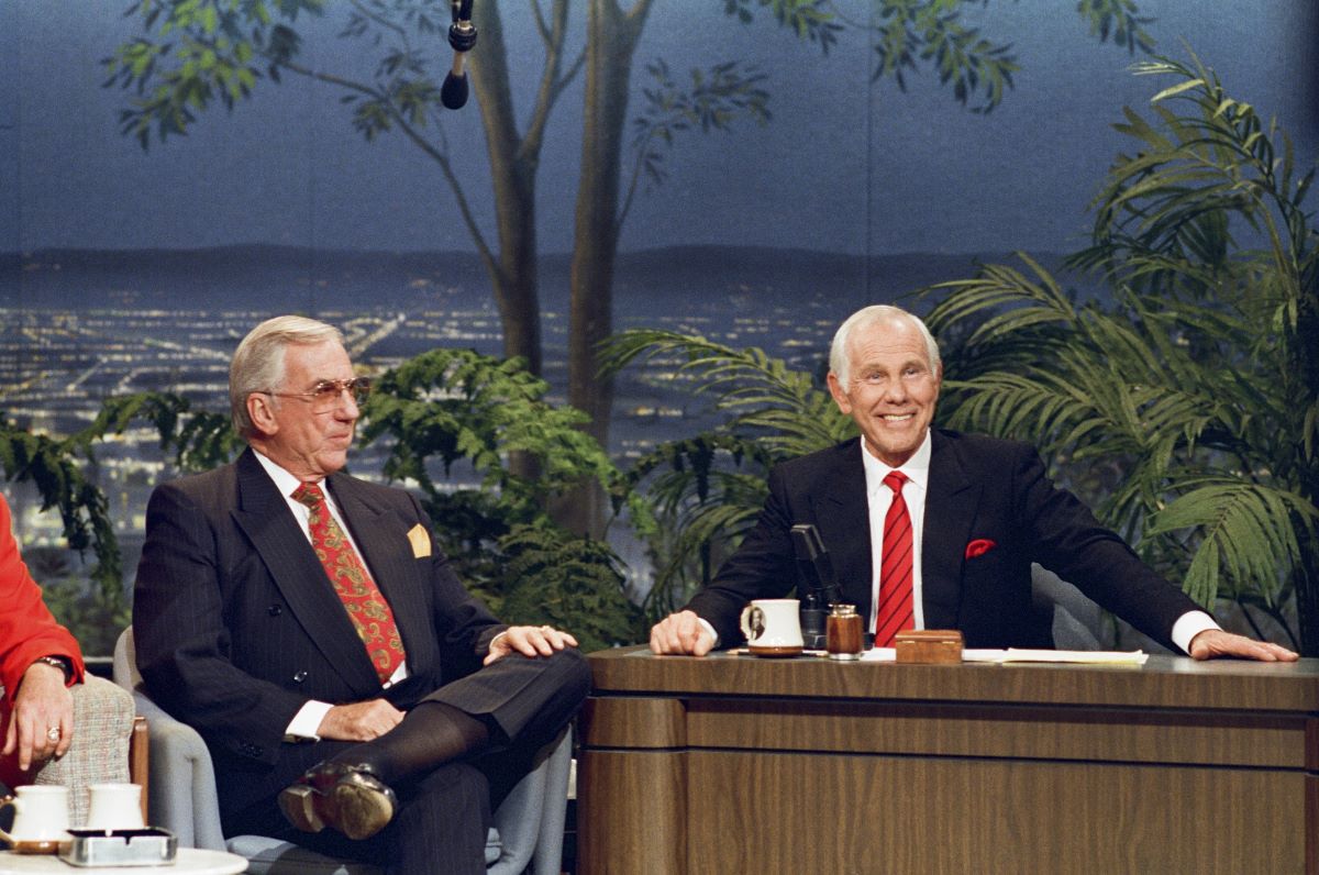 (l-r) Co-host Ed McMahon, Host Johnny Carson at 'The Tonight Show' desk