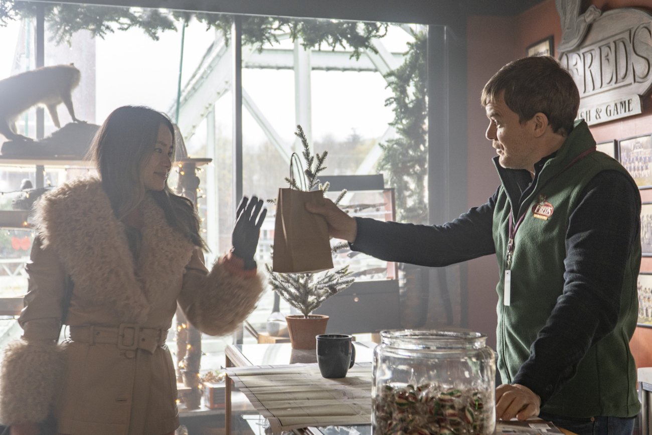 Jamie Chung as Molly talking to Michael C. Hall as Dexter Morgan in 'Dexter: New Blood' Episode 3
