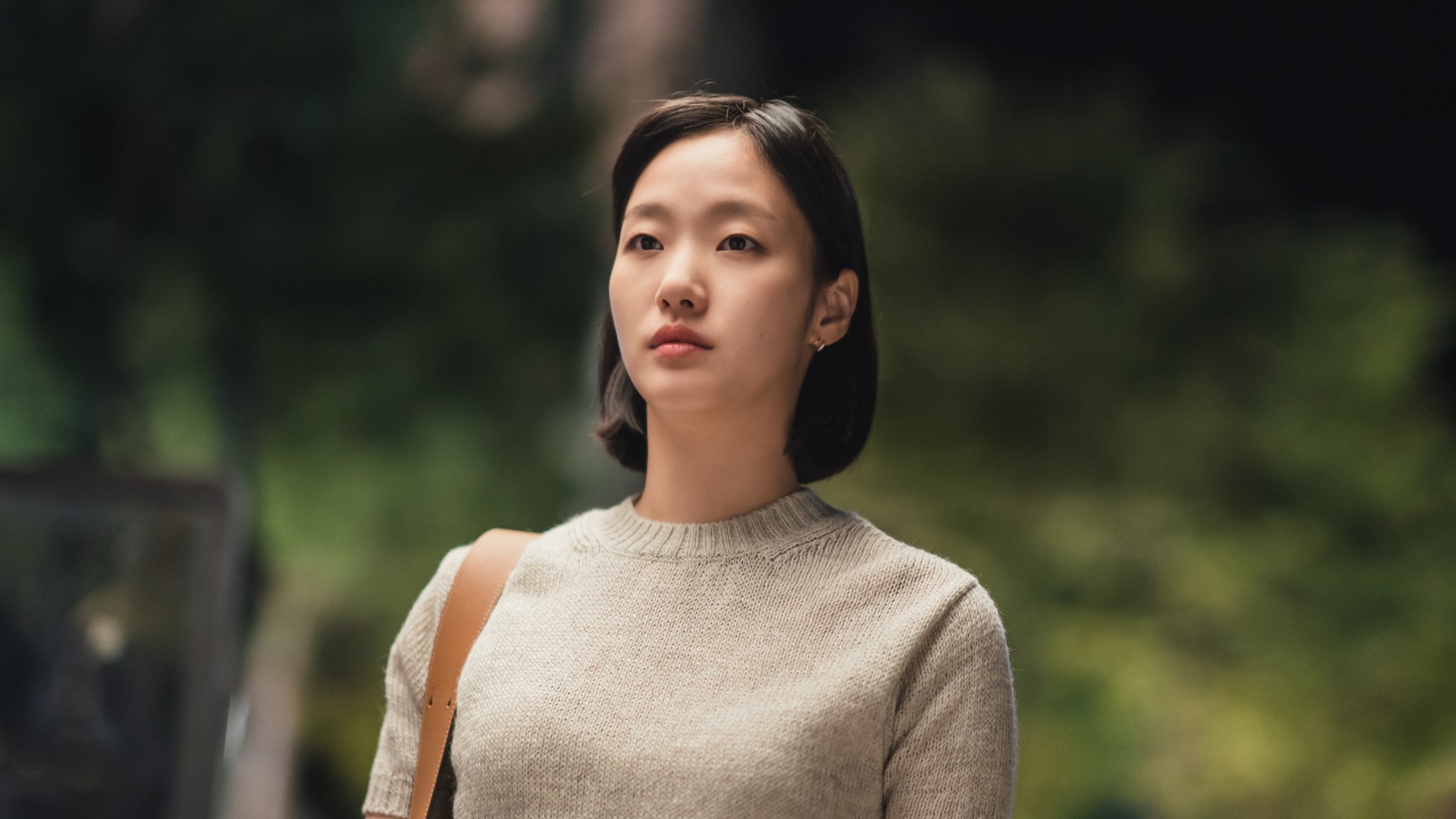 Kim Go-eun as Kim Yu-mi for 'Yumi's Cells' K-drama wearing knit short sleeve sweater