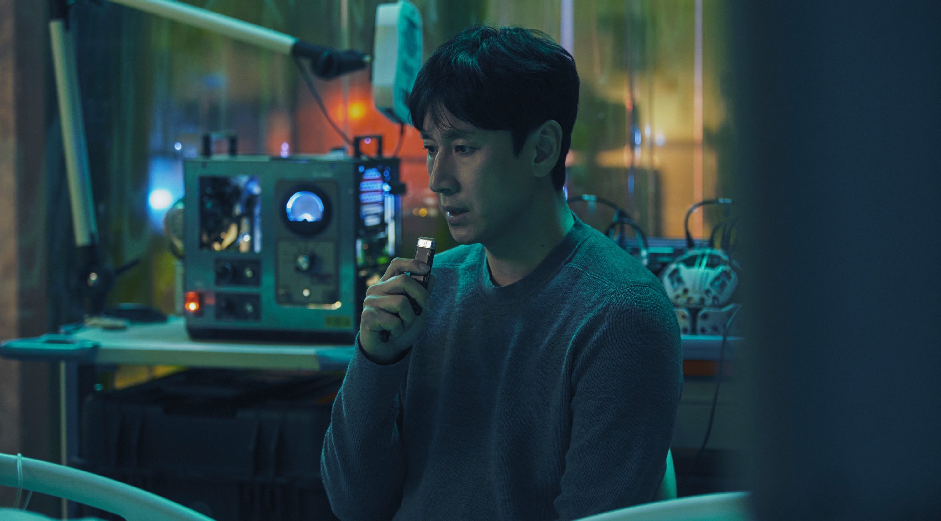 Koh Sewon for 'Dr. Brain' episode 2 in medical basement talking to recorder.