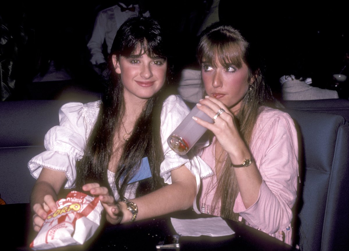 Actresses Kyle Richards and Kim Richards eat at The Palace Theatre in 1983