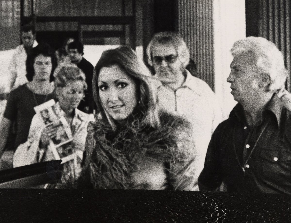 Linda Thompson enters a vehicle in 1974