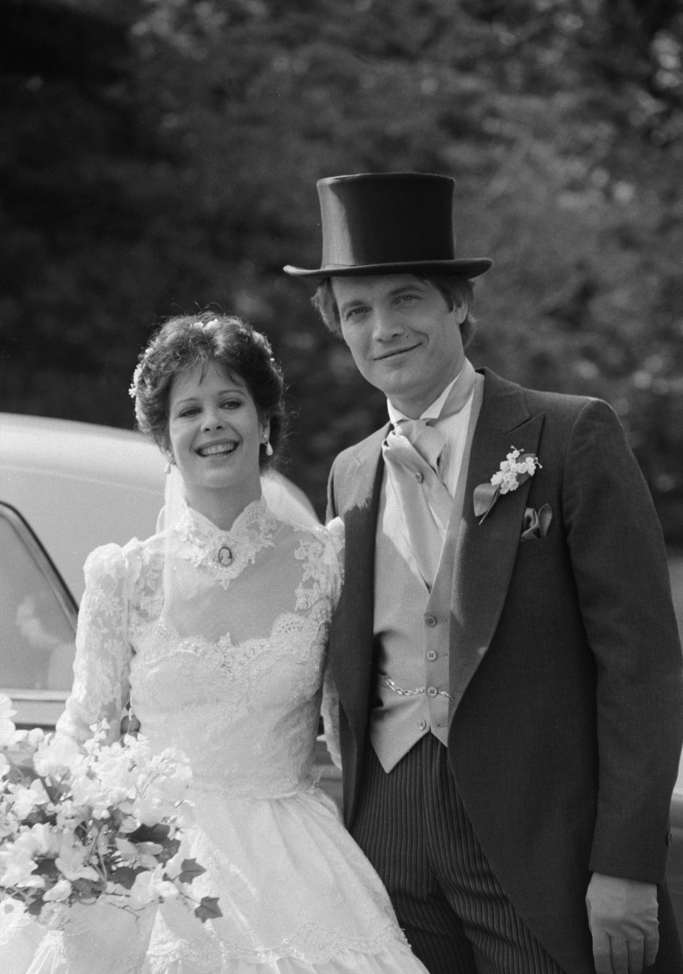 'Guiding Light' actor Lisa Brown in a wedding dress and Michael Tylo in a tuxedo and top hat.