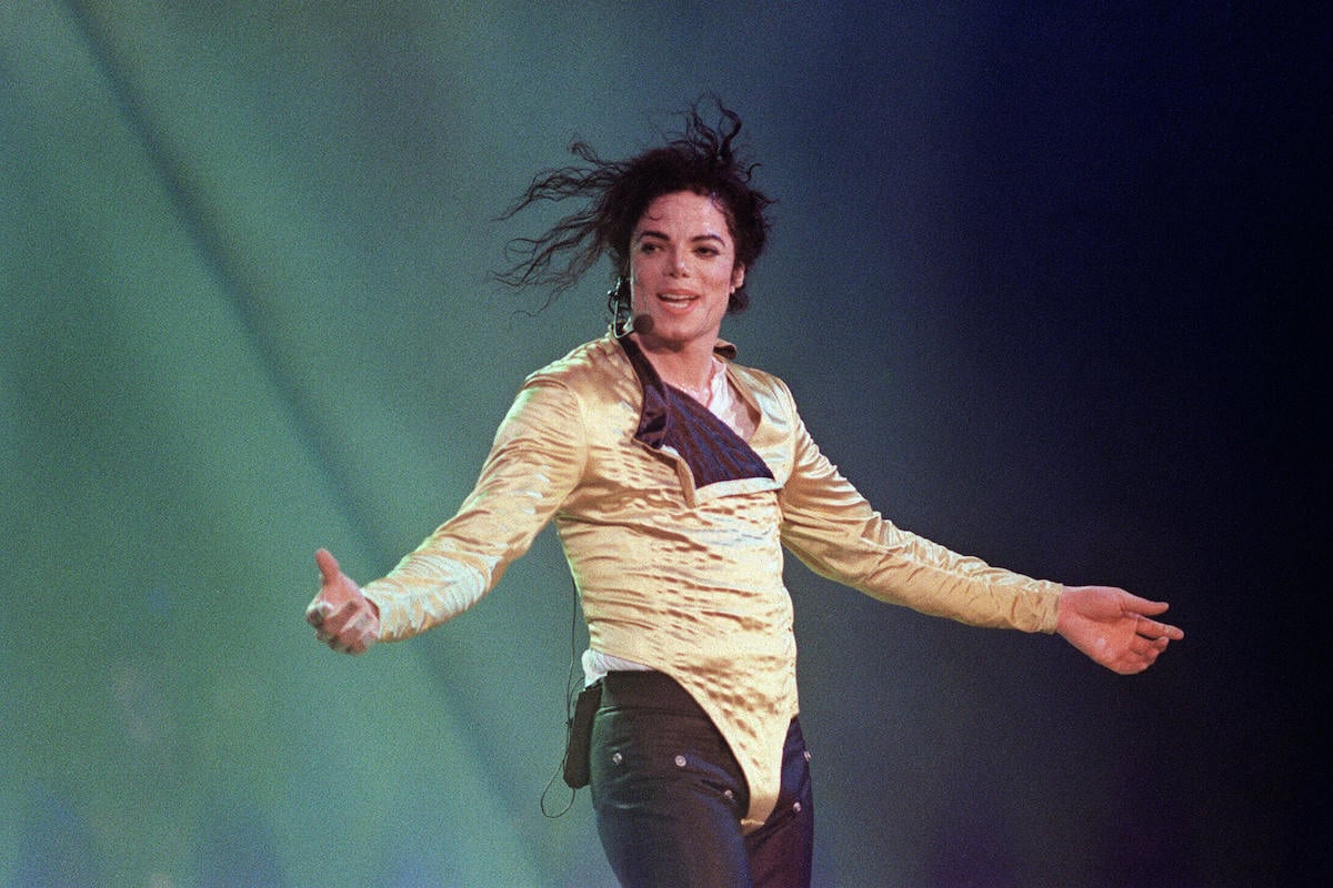 Michael Jackson na scenie z rozpostartymi ramionami