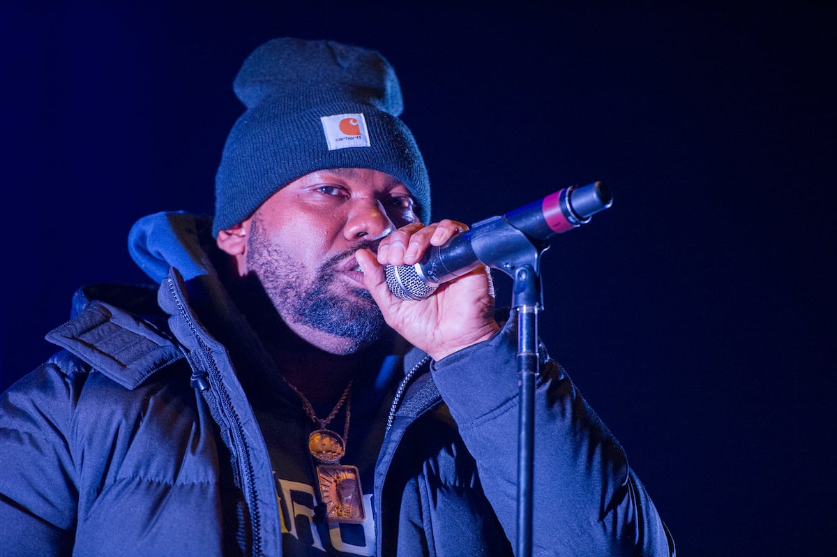 Raekwon holding a mic