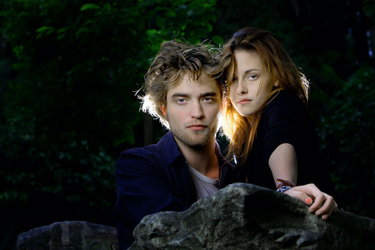 Robert Pattinson and Kristen Stewart post for Twilight cast photos