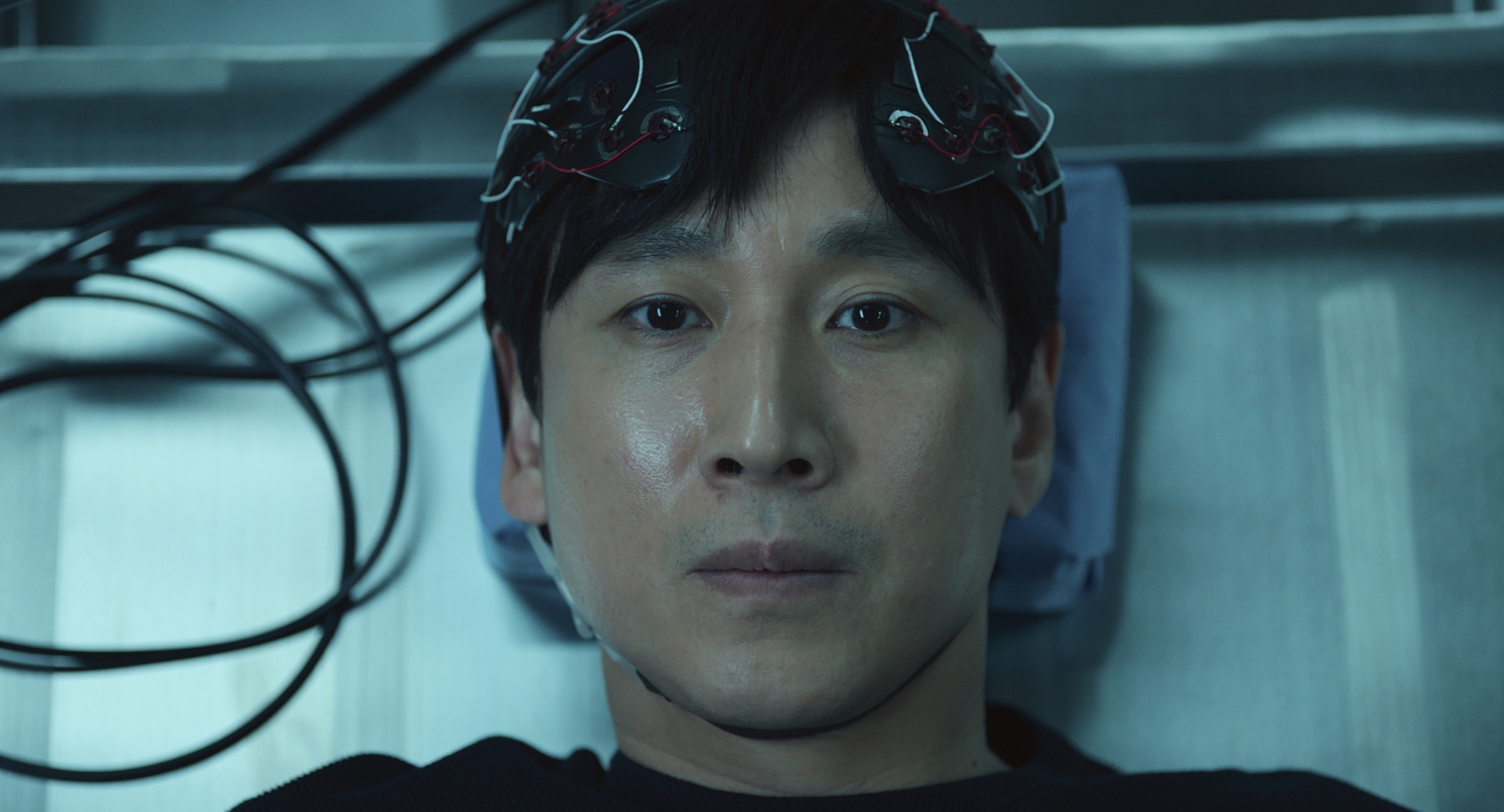 Sewon during brain sync in 'Dr. Brain' Episode 3 on morgue table.