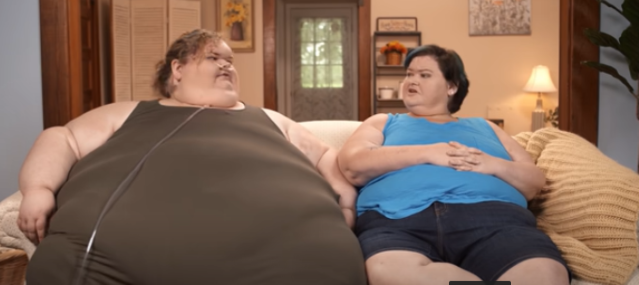 Tammy and Amy Slaton of '1000-lb Sisters sit on a couch