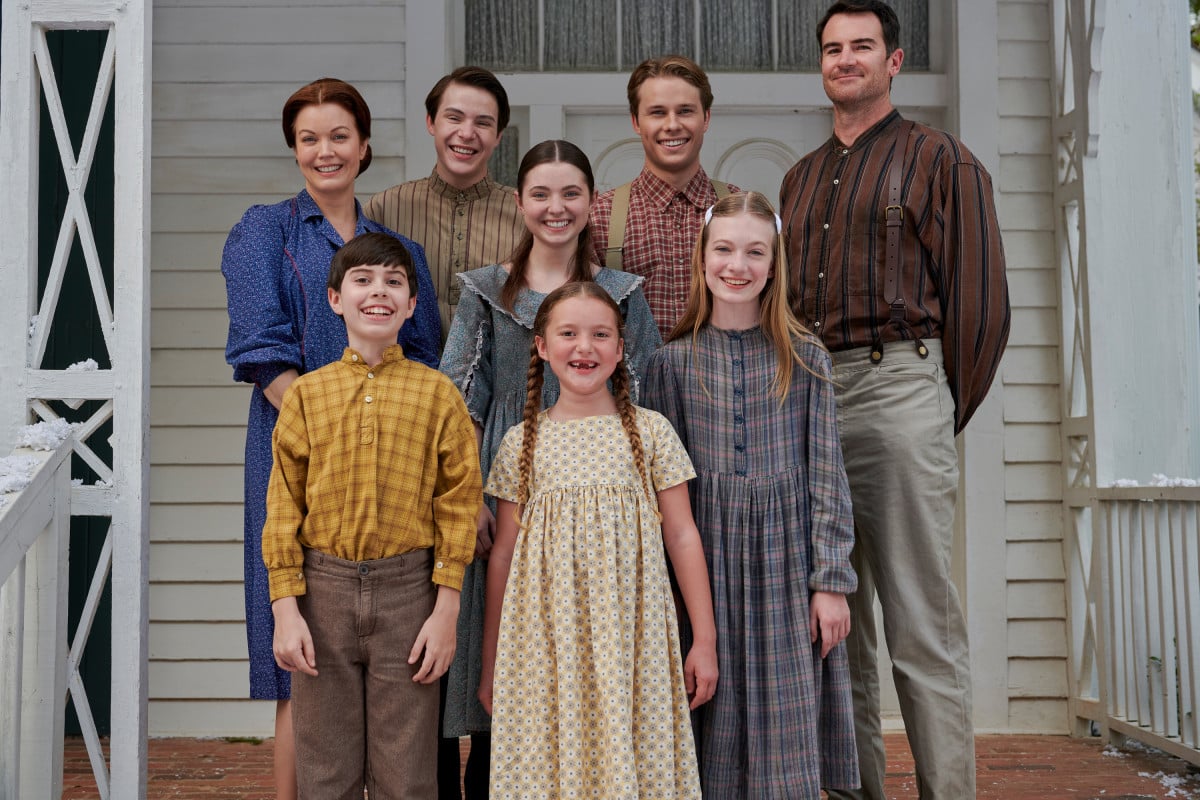 'The Waltons' Homecoming' cast stands on the porch