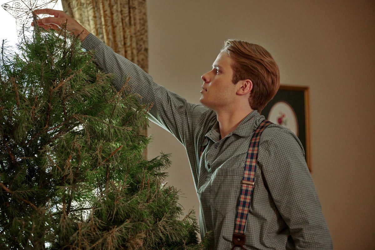 'This Is Us' star Logan Shroyer decorates 'The Waltons' Homecoming' Christmas tree