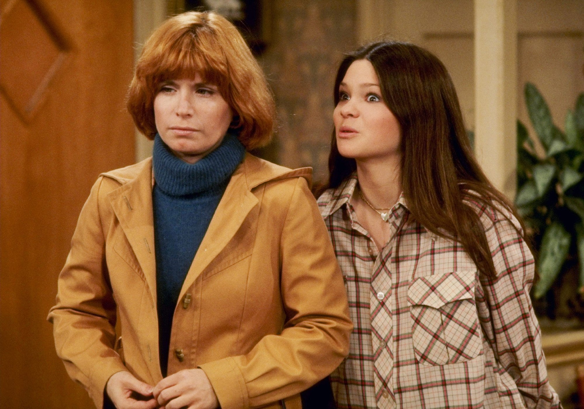 Actors Bonnie Franklin, left, as Ann Cooper and Valerie Bertinelli as her daughter Barbara in the 1975 hit sitcom 'One Day at a Time'