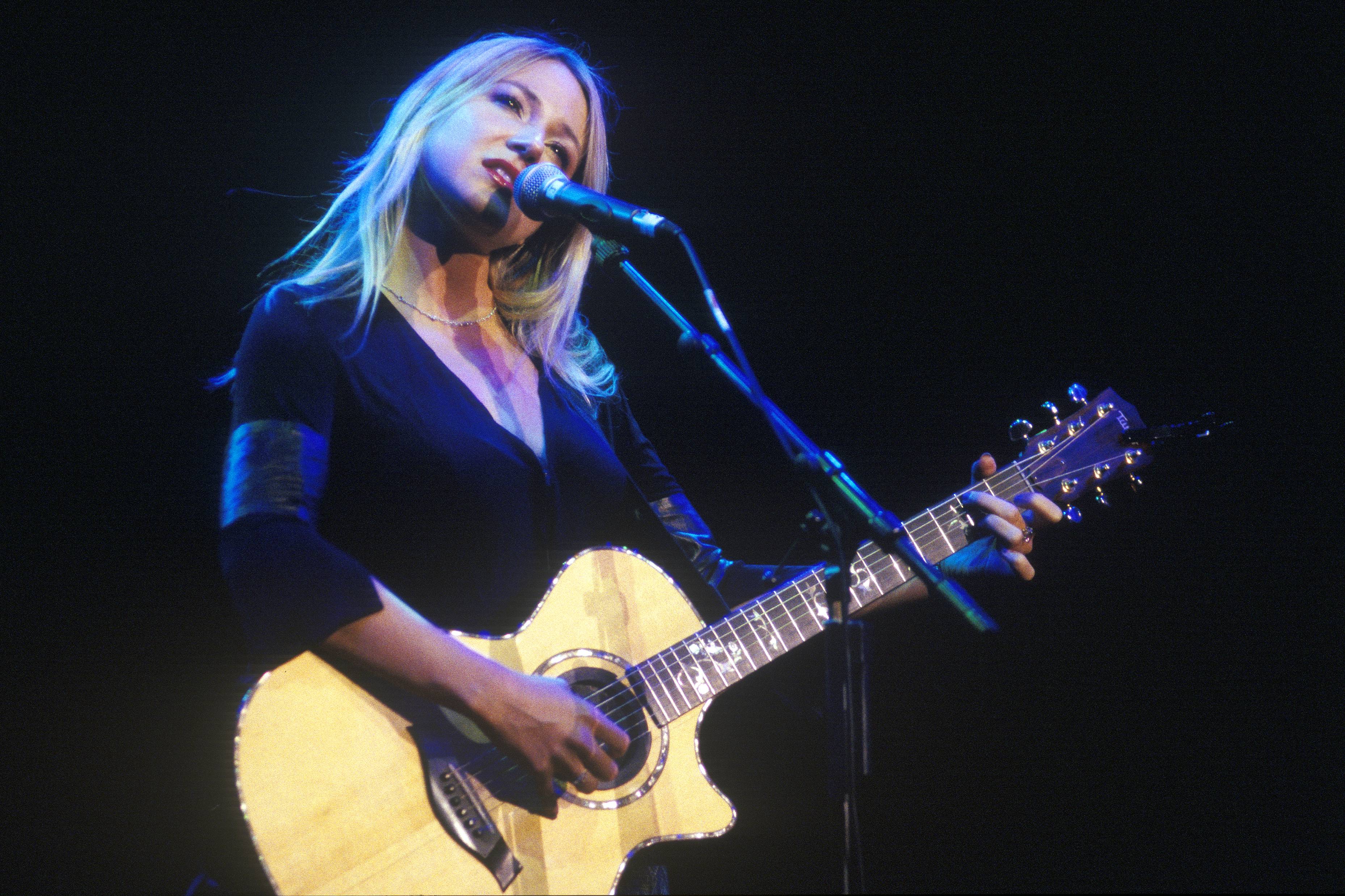 Jewel singing songs with her guitar