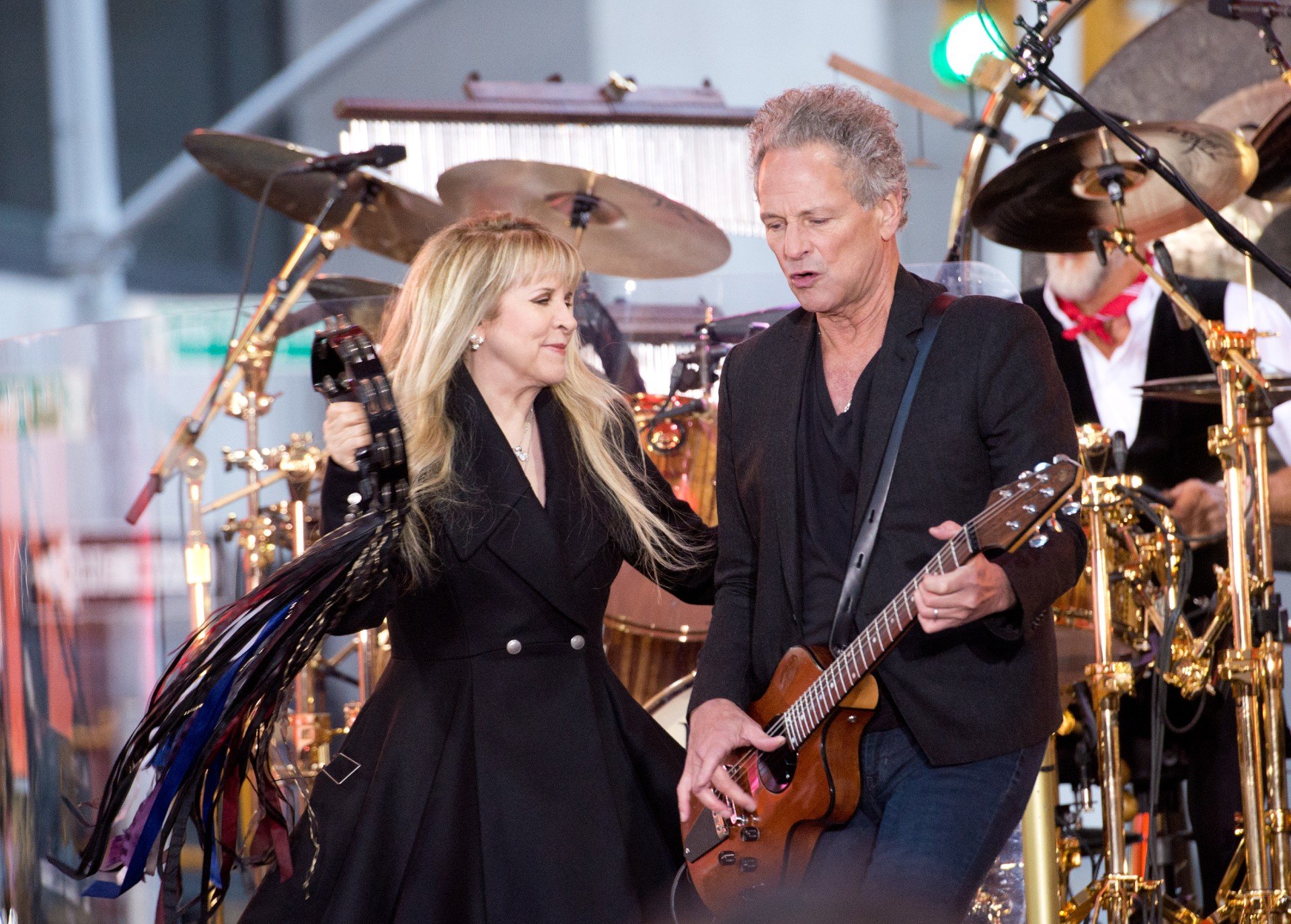 Stevie Nicks and Lindsey Buckingham perform