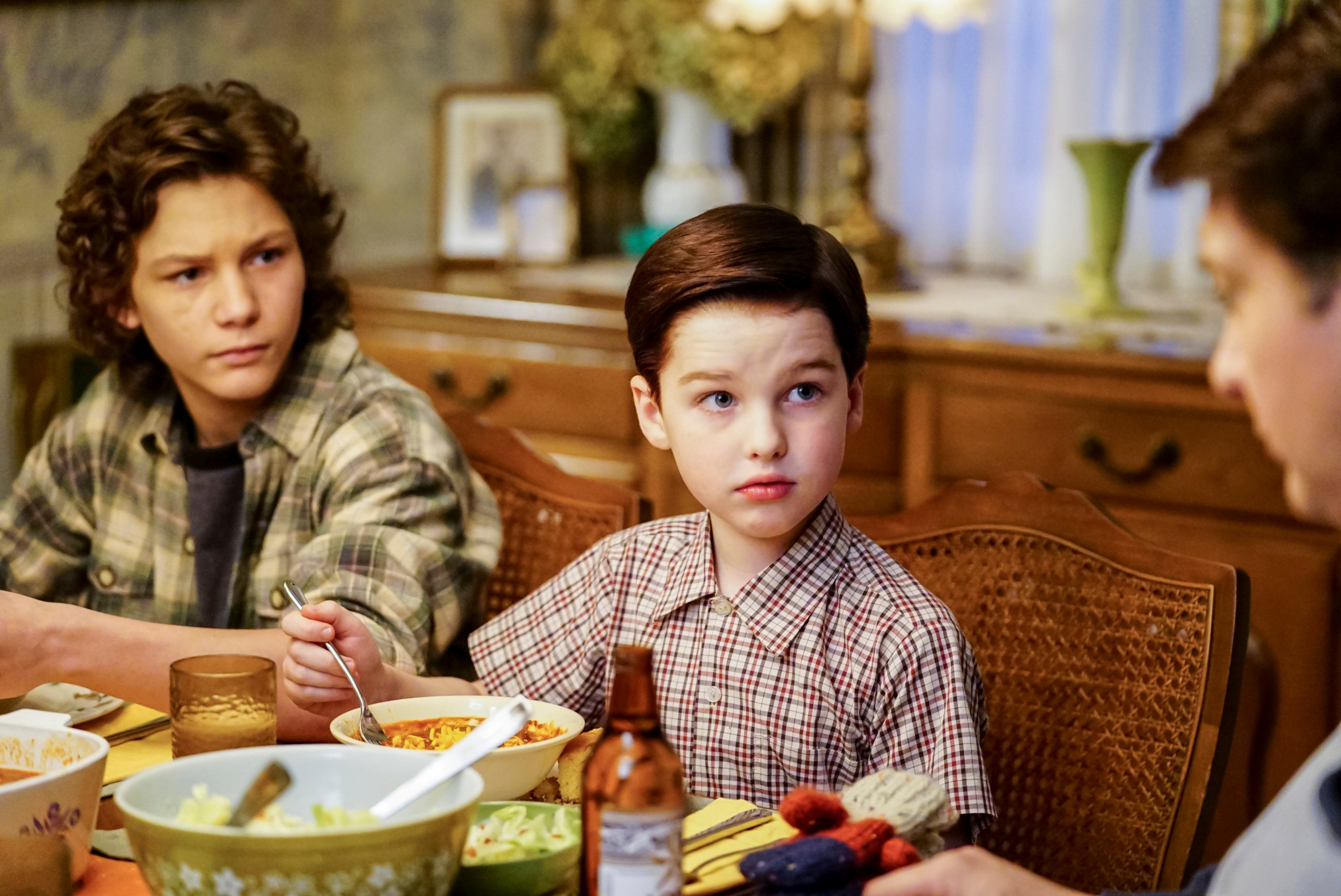 Georgie and Sheldon sit at the table with George Sr. in 'Young Sheldon'