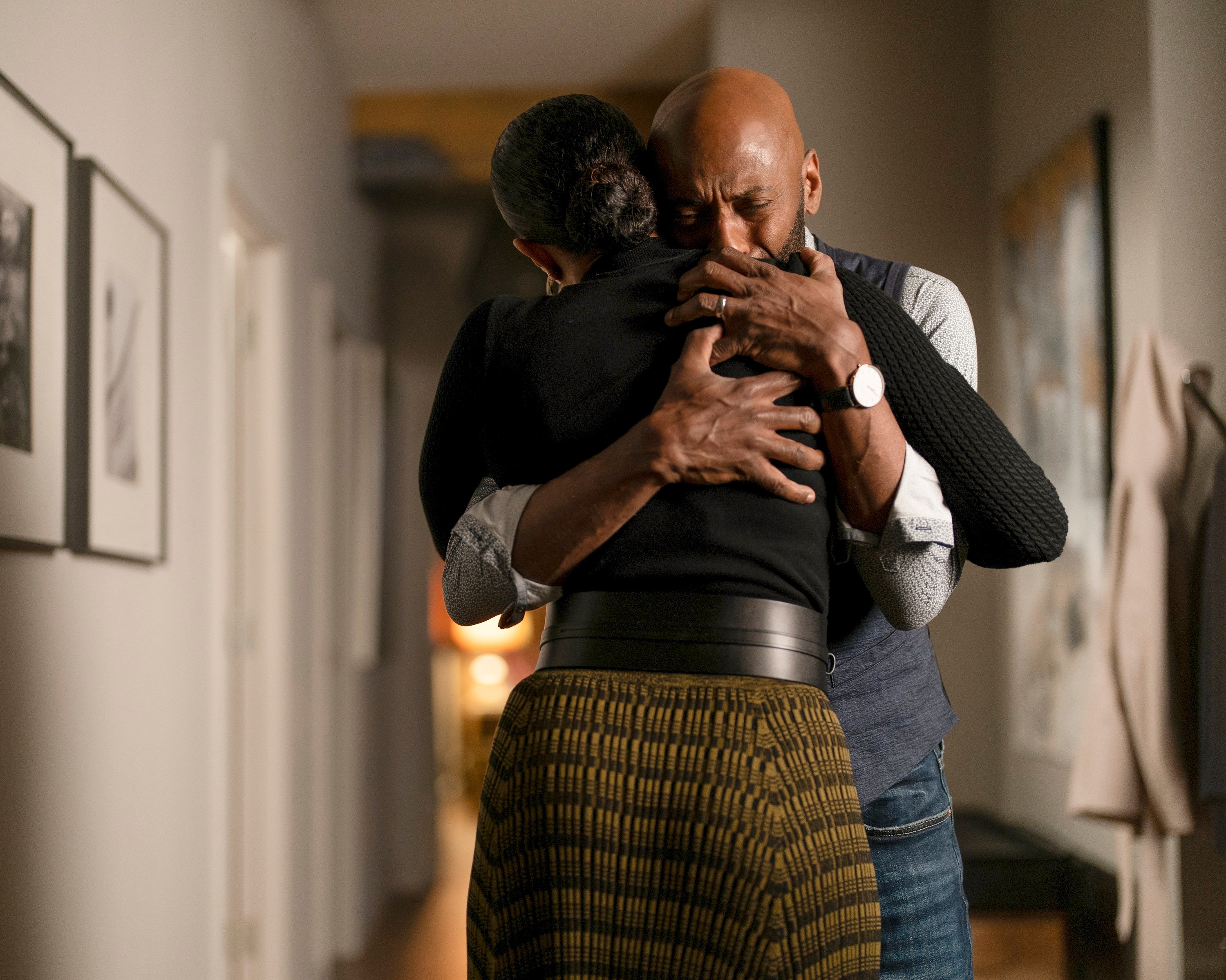 'A Million Little Things' cast members Romany Malco and Christina Moses hugging as Rome and Regina