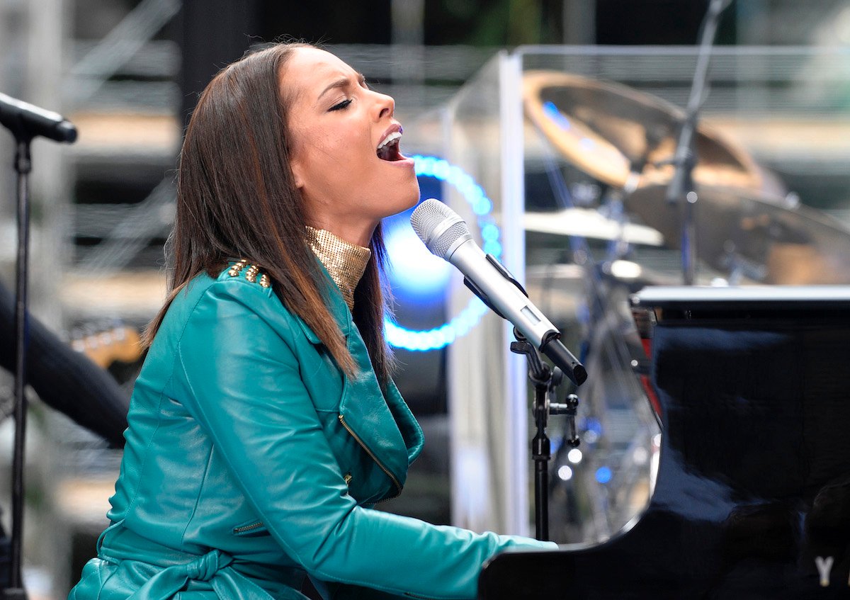 Alicia Keys sings at piano