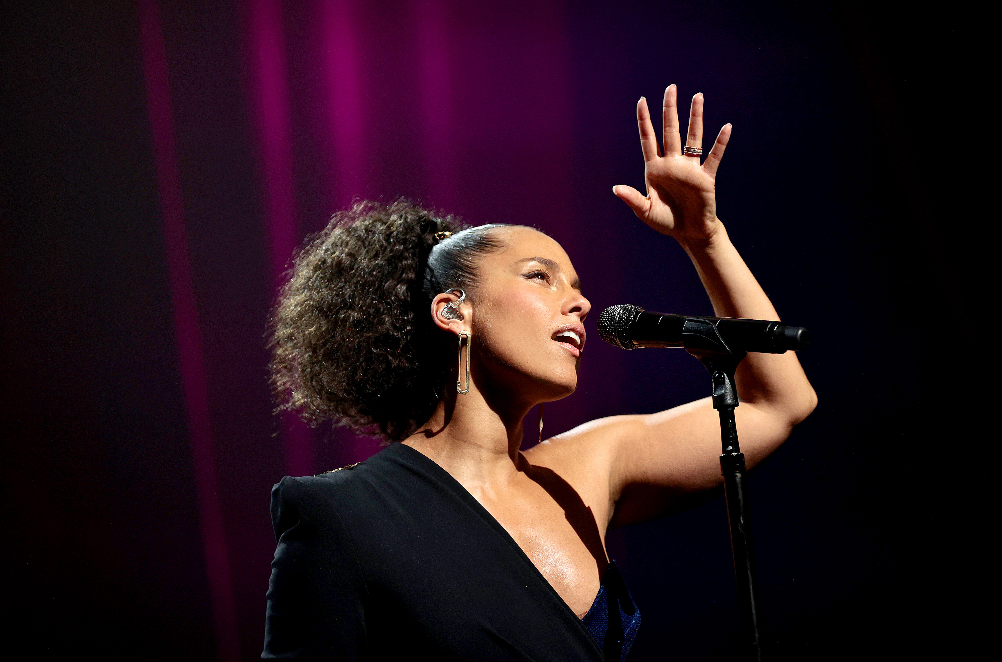 Alicia Keys singing into a mic