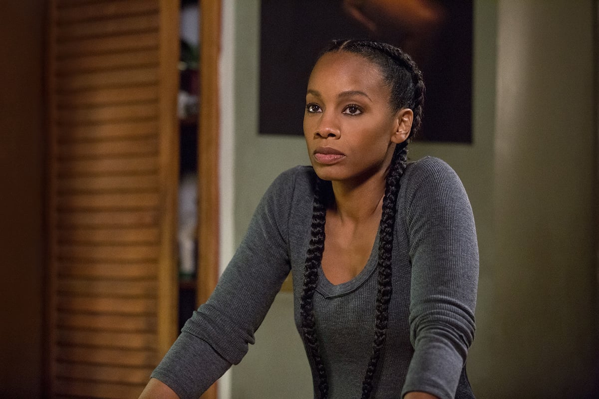 Anika Noni Rose as Jukebox wearing two braids and a grey shirt in 'Power'